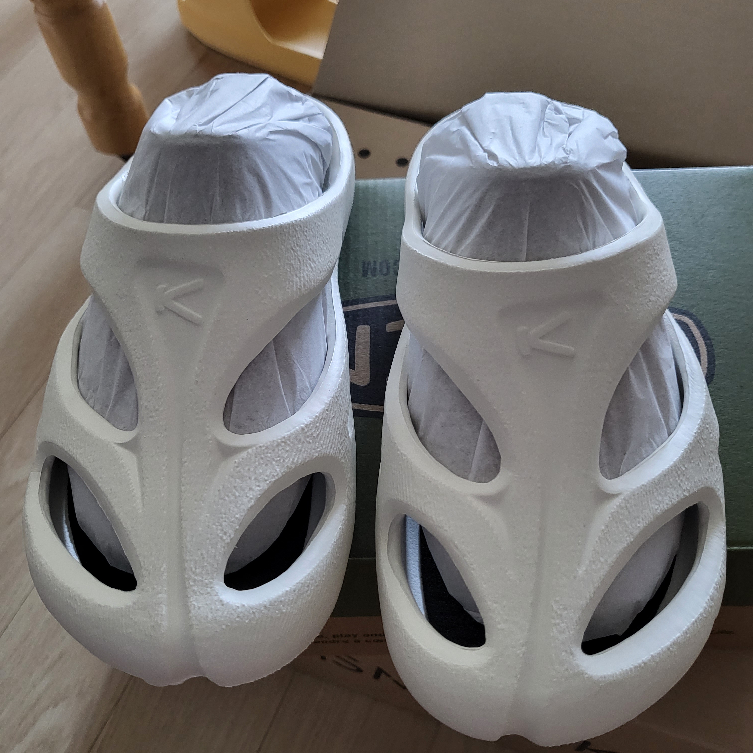 (W) Keen Shanti White Black 착용 스타일 - 4