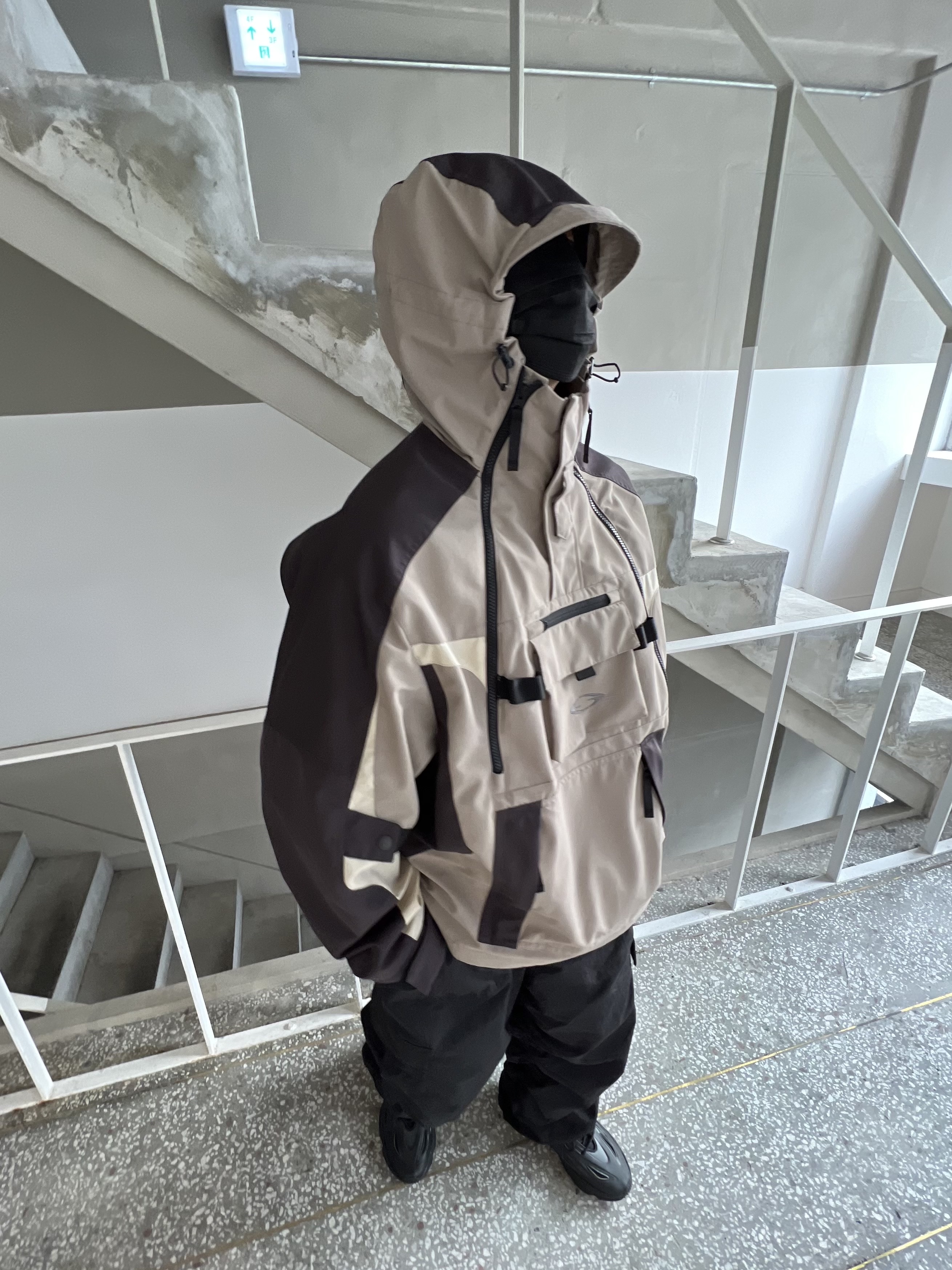 Grailz Technical Shell Jacket Tan, Adidas Ozweego Celox Core Black 착용 스타일 - 2