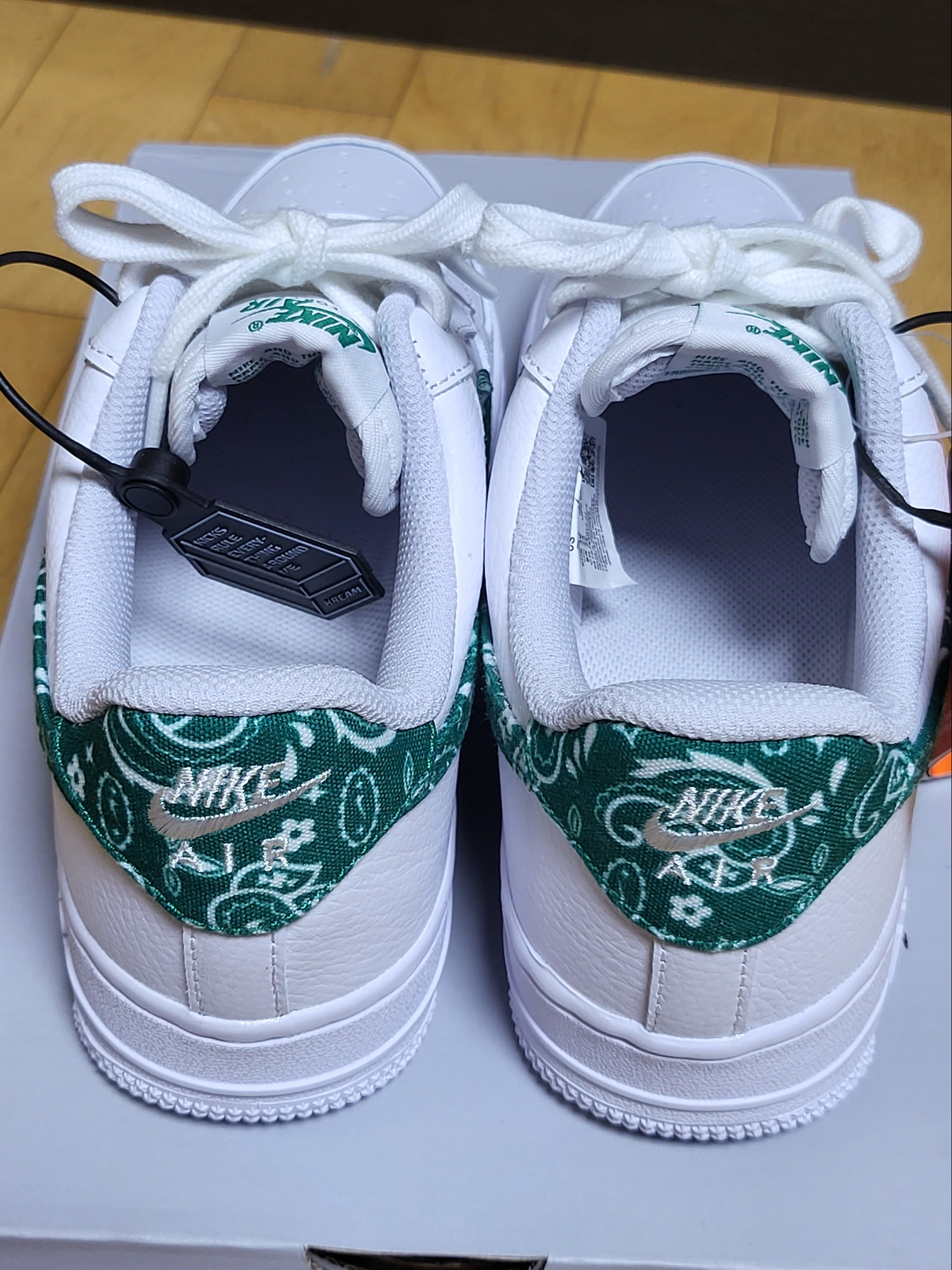 (W) Nike Air Force 1 '07 Essential Paisley Swoosh White Malachite 착용 스타일 - 2