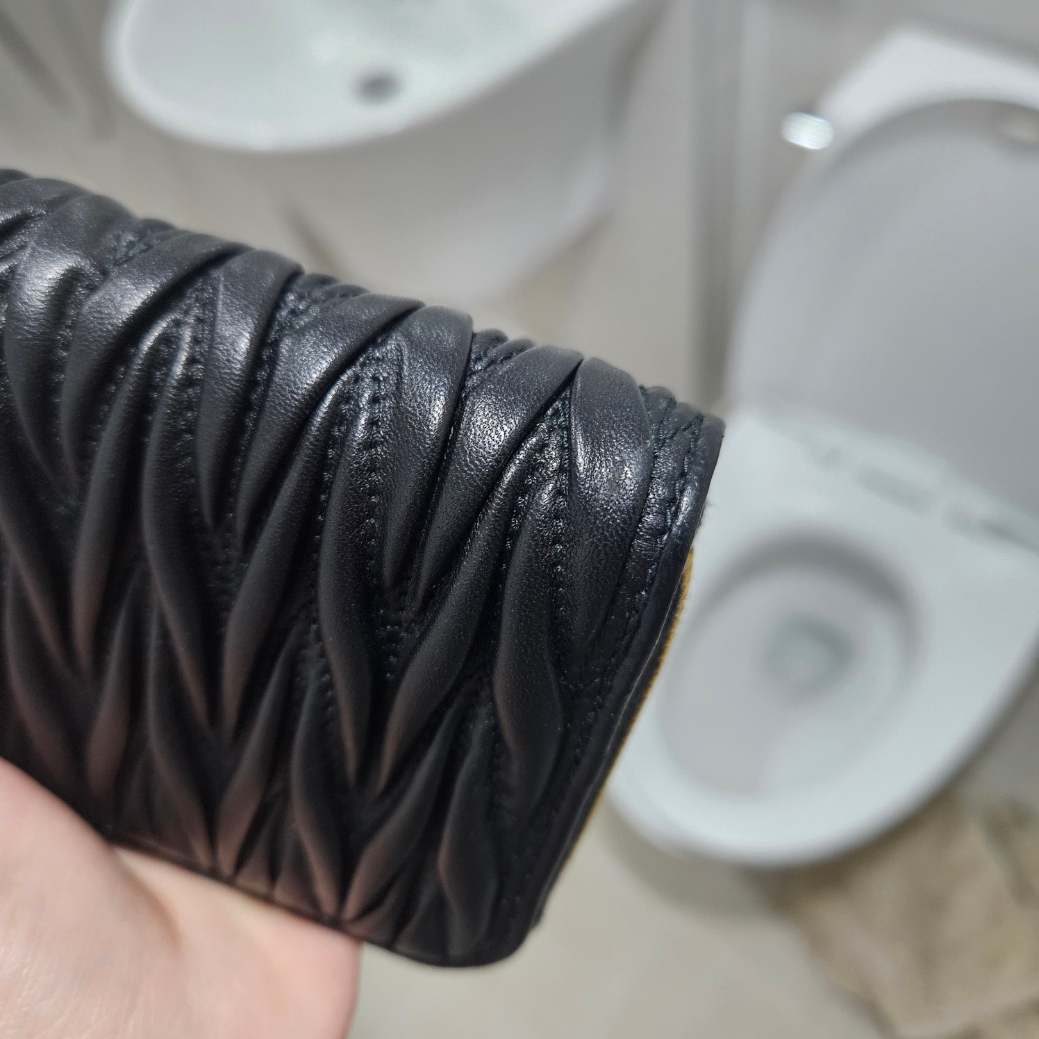 Miu Miu Matelasse Nappa Leather Large Zipper Wallet Black 착용 스타일 - 4