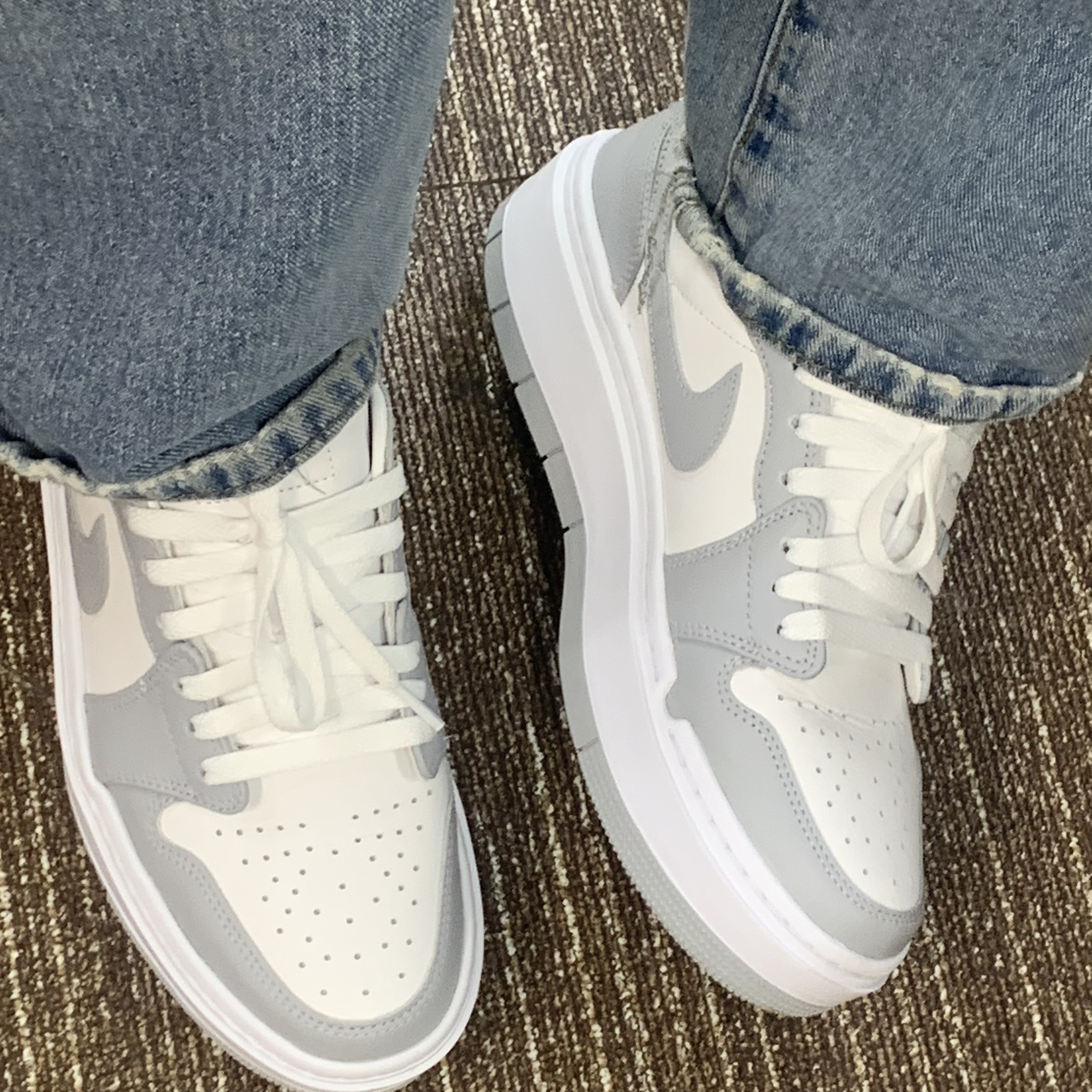(W) Jordan 1 Elevate Low White and Wolf Grey 착용 스타일 - 1