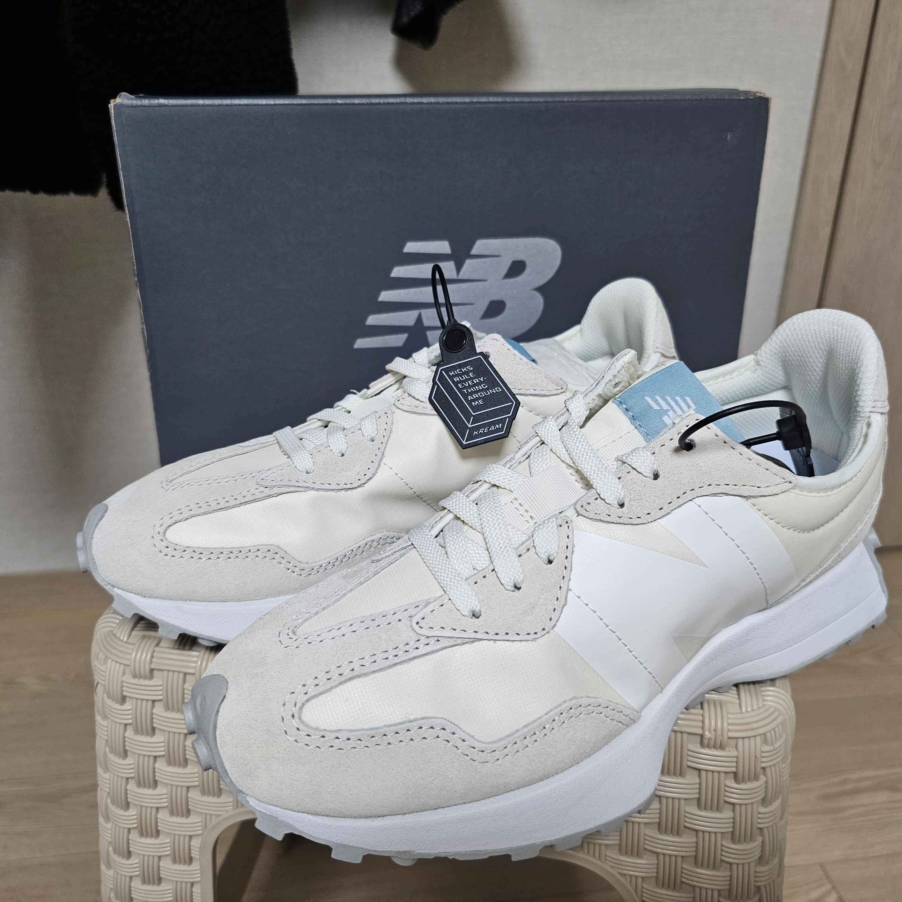 (W) New Balance 327 Sea Salt 착용 스타일 - 4