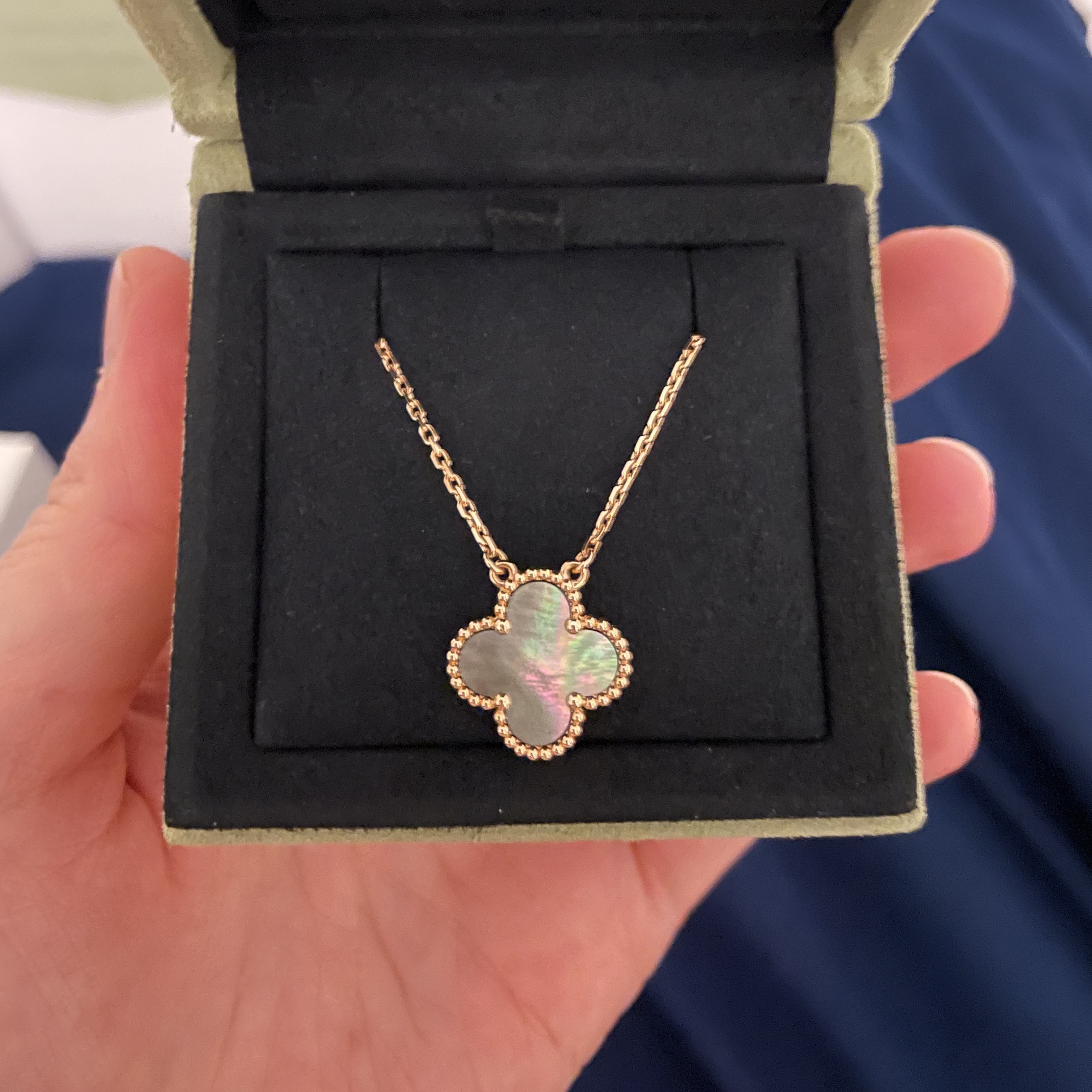 (W) Van Cleef & Arpels Vintage Alhambra Pendant Rose Gold Mother of Pearl 착용 스타일 - 2