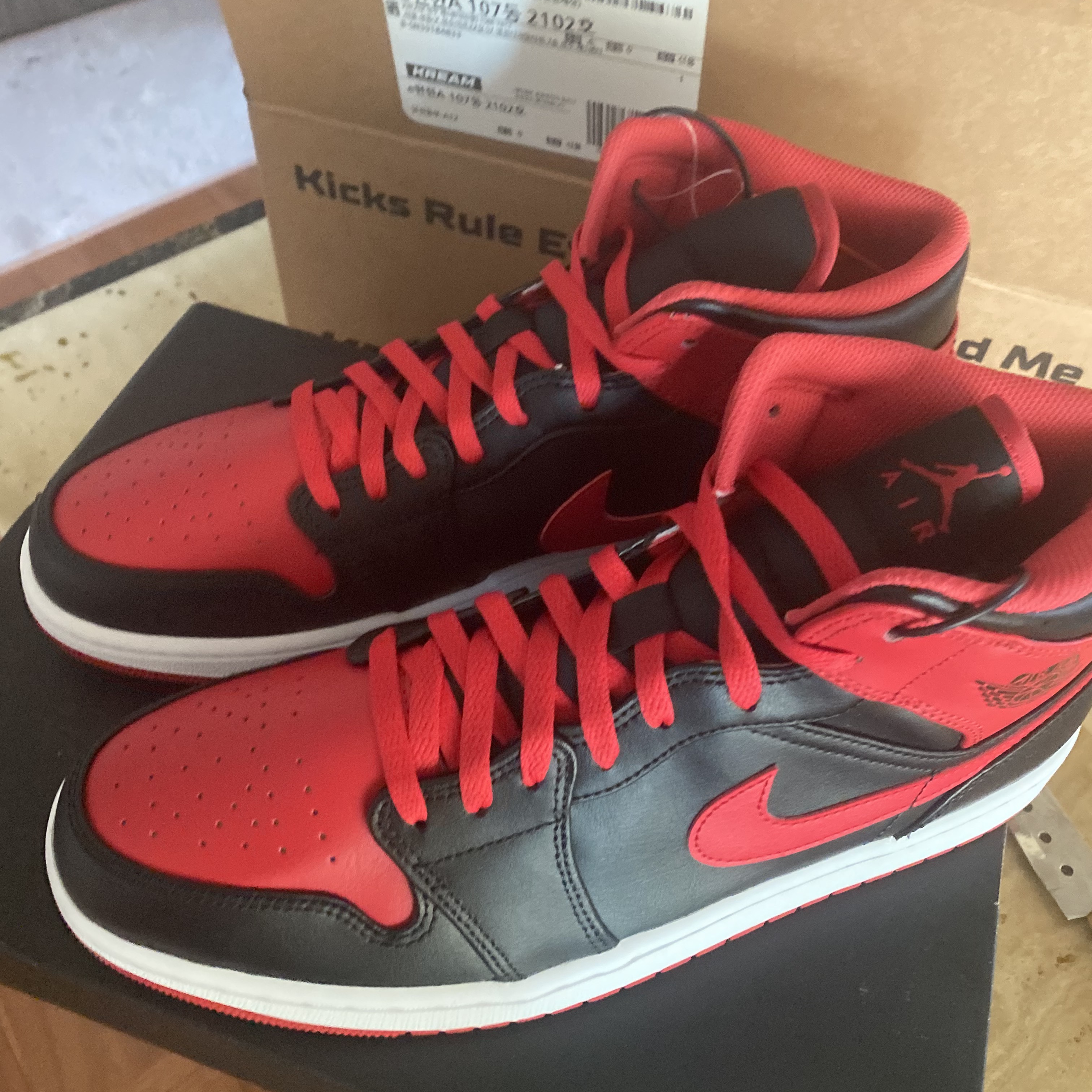 Jordan 1 Mid Black Fire Red 착용 스타일 - 2