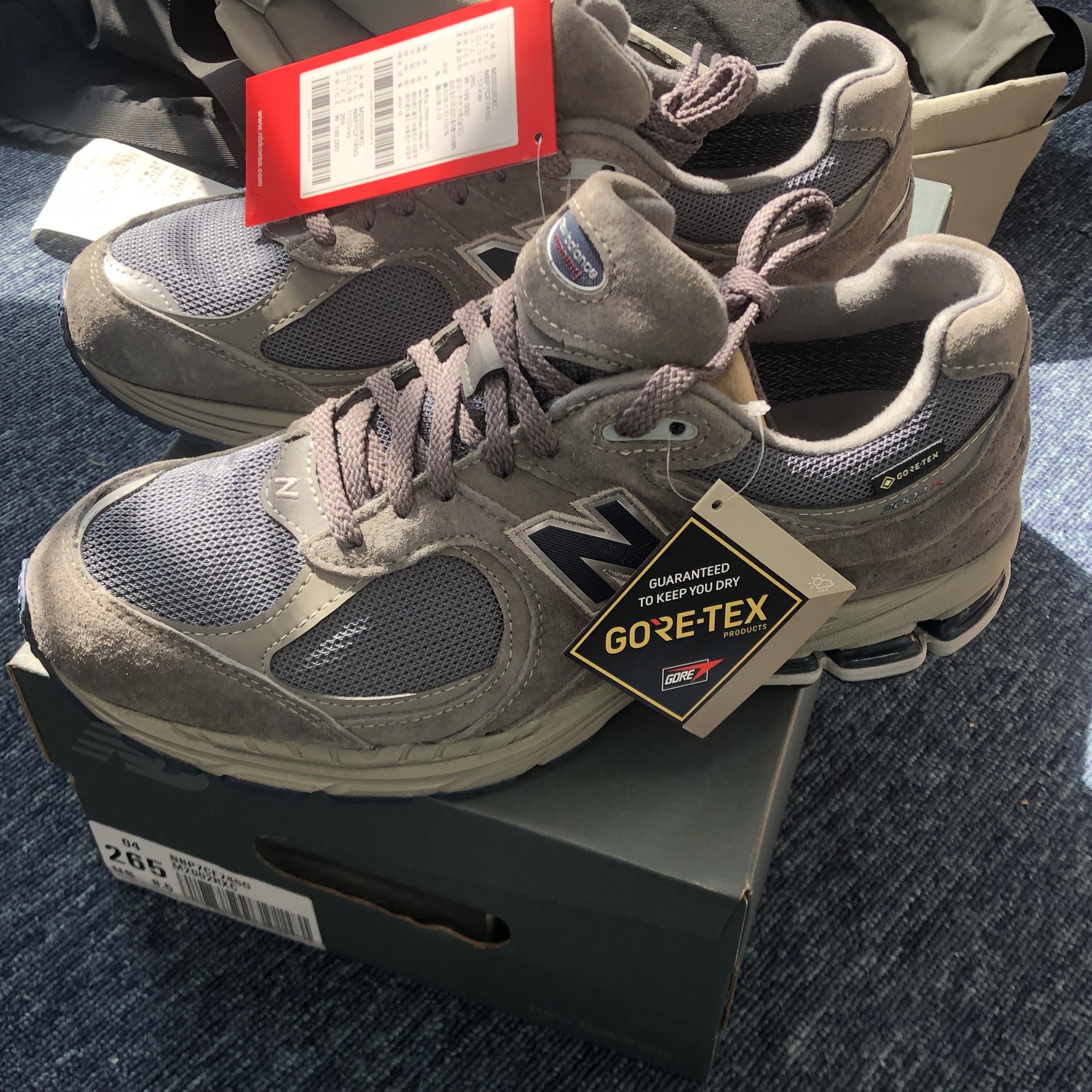 New Balance 2002R Gore-Tex Castlerock Natural Indigo 착용 스타일