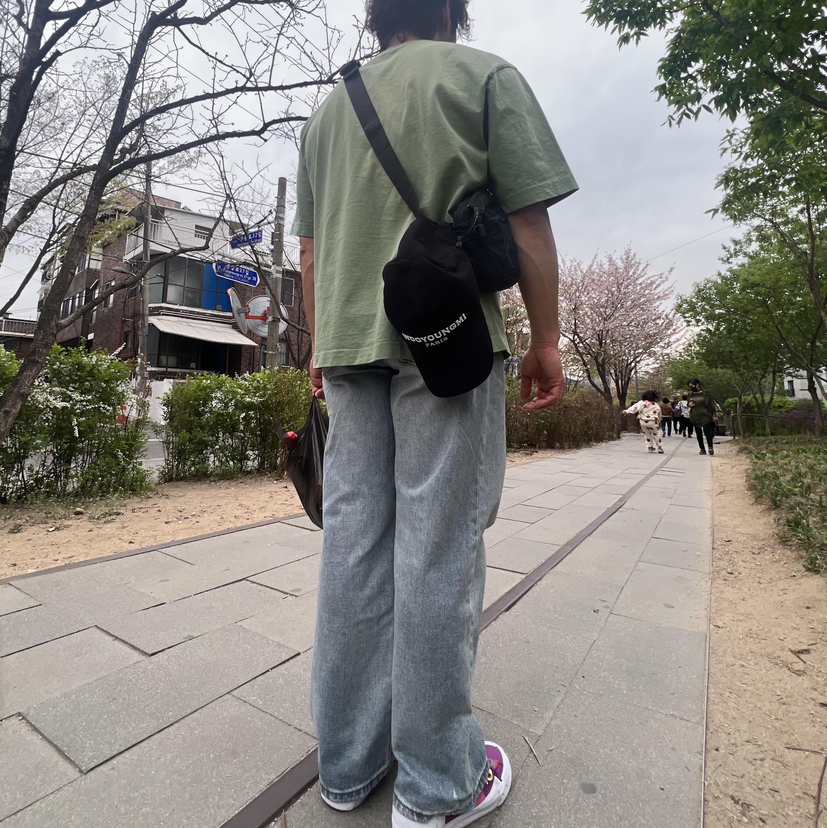Nike x Sacai x Kaws Blazer Low Purple Dusk, Wooyoungmi White Embroidered Logo Ball Cap Black 착용 스타일 - 2