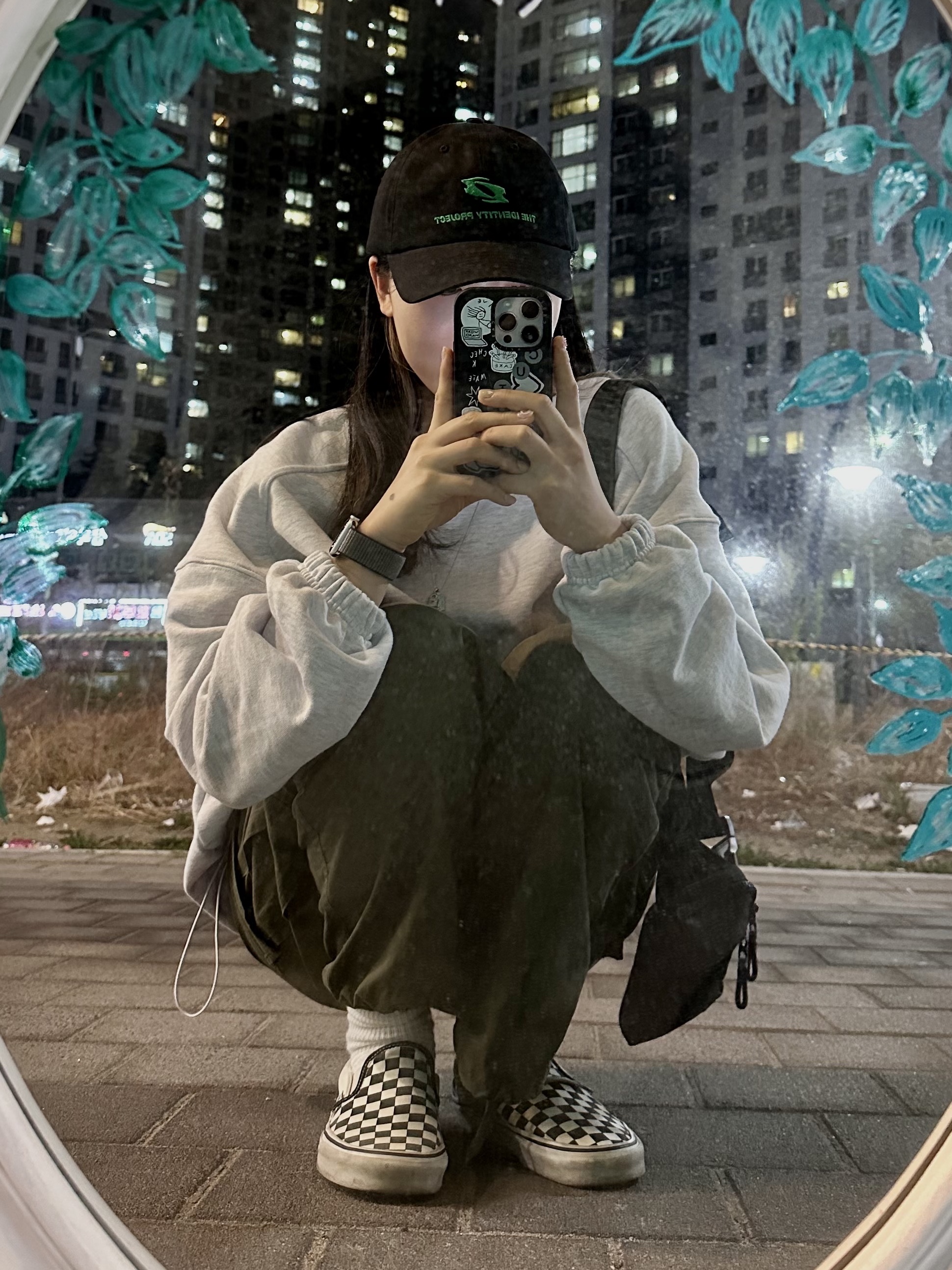 Vans Slip-On Checkerboard, Apple iPhone 14 Pro 256GB Silver (Korean Ver.) 착용 스타일 - 4