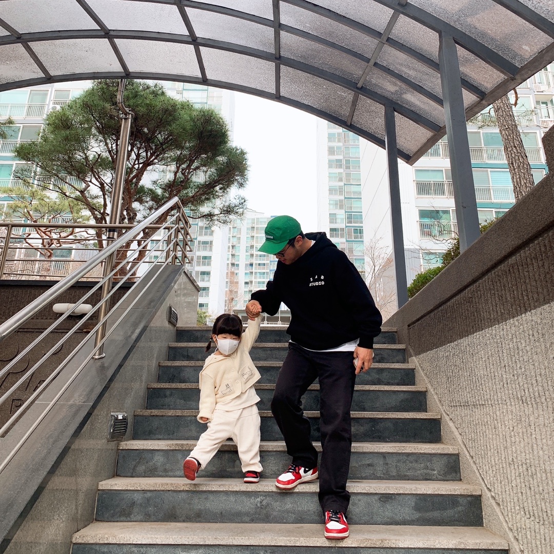 IAB Studio Hoodie Black White, Supreme Washed Chino Twill Camp Cap Green - 22FW 착용 스타일