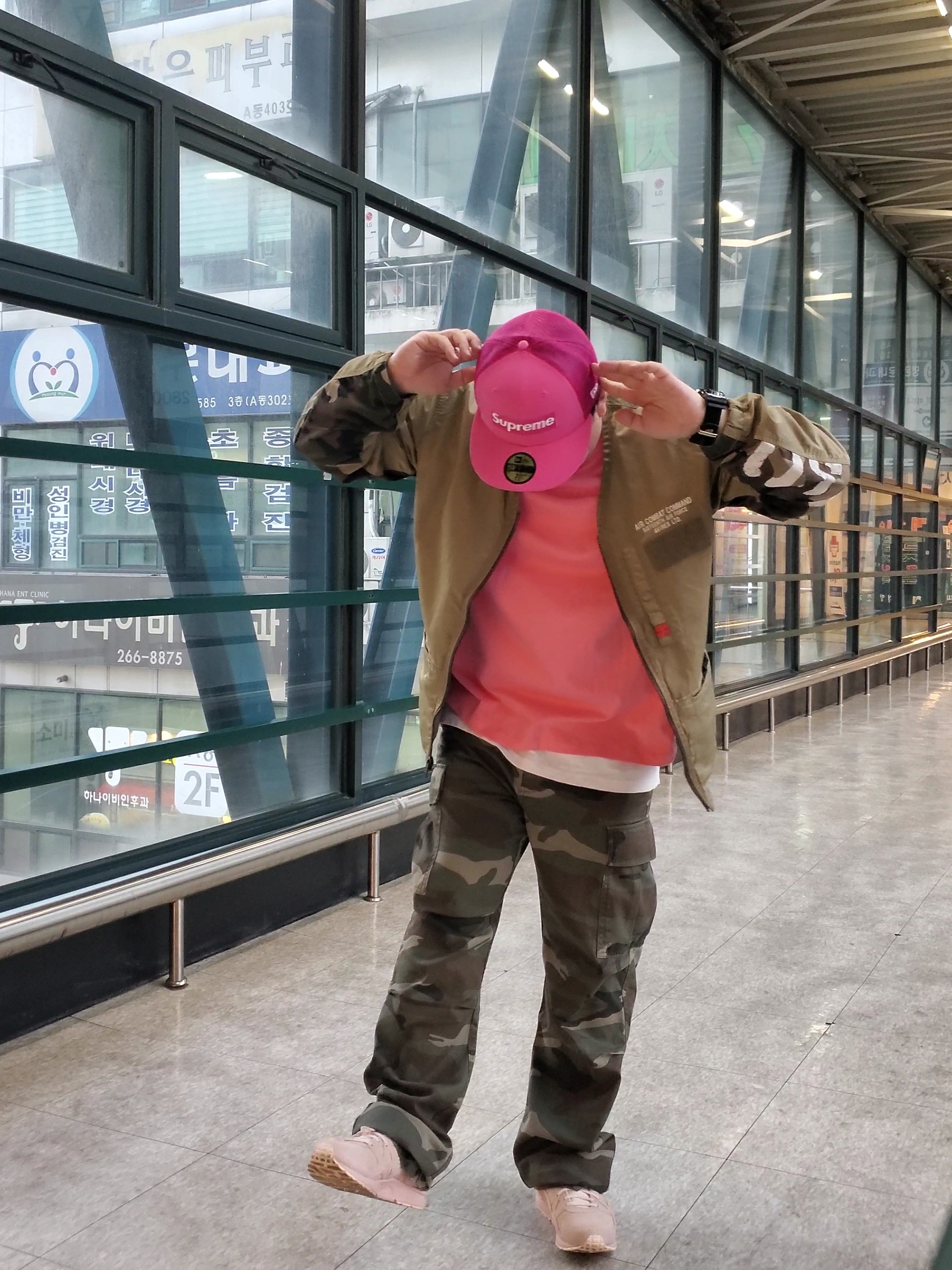 Supreme Box Logo Mesh Back New Era Pink - 22SS, Asics Gel-Lyte V Vanilla Cream 착용 스타일 - 1