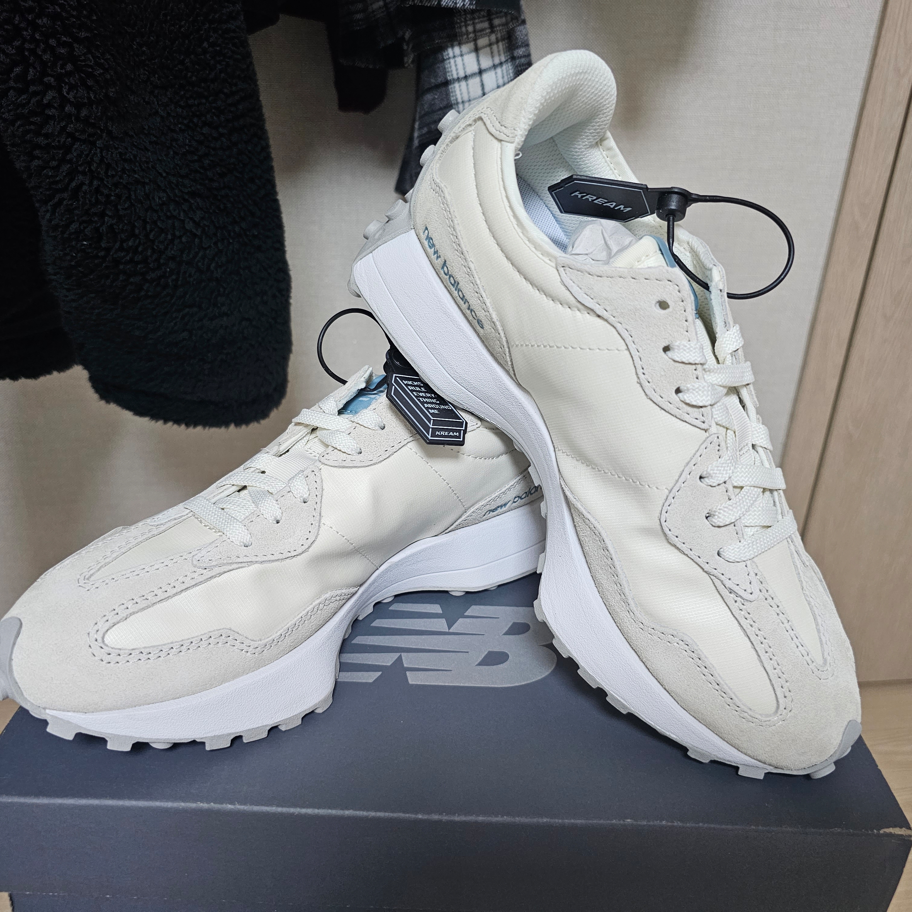 (W) New Balance 327 Sea Salt 착용 스타일 - 1