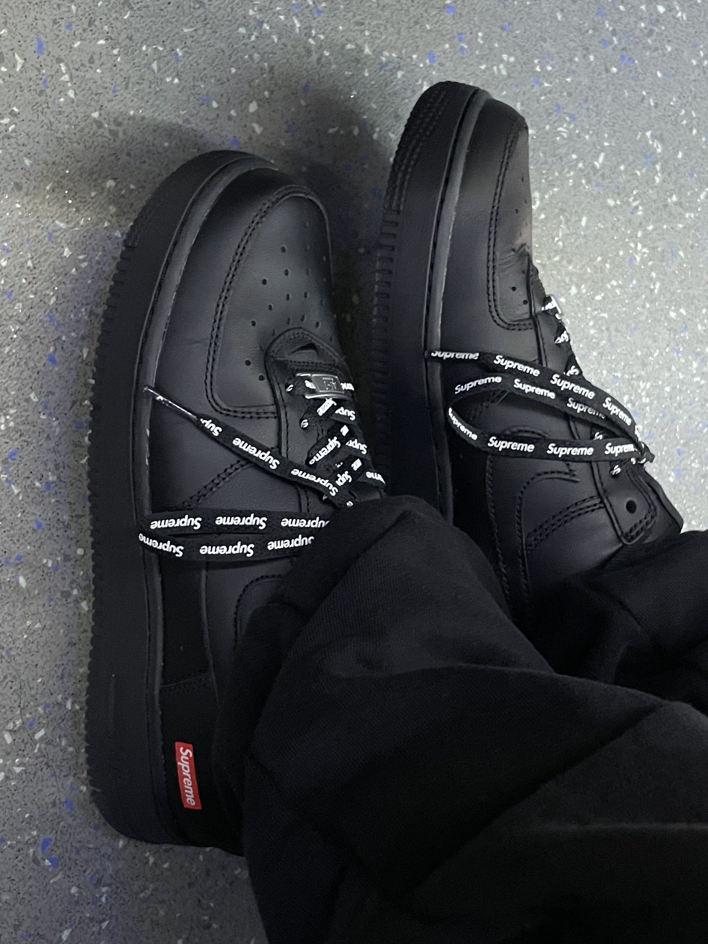 Nike x Supreme Air Force 1 Low Black 착용 스타일 - 2