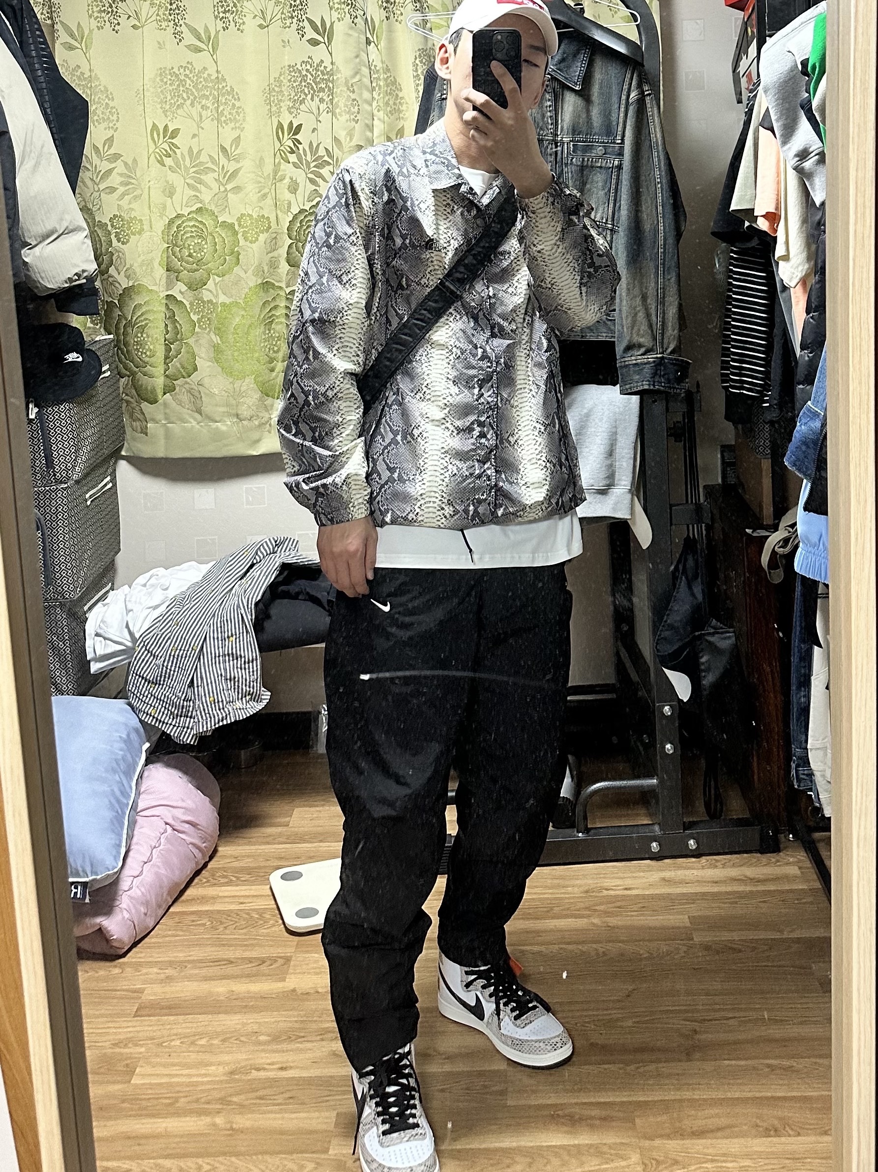 Nike Terminator High Cocoa Snake, Supreme x The North Face Snakeskin Taped Seam Coaches Jacket Black - 18SS 착용 스타일