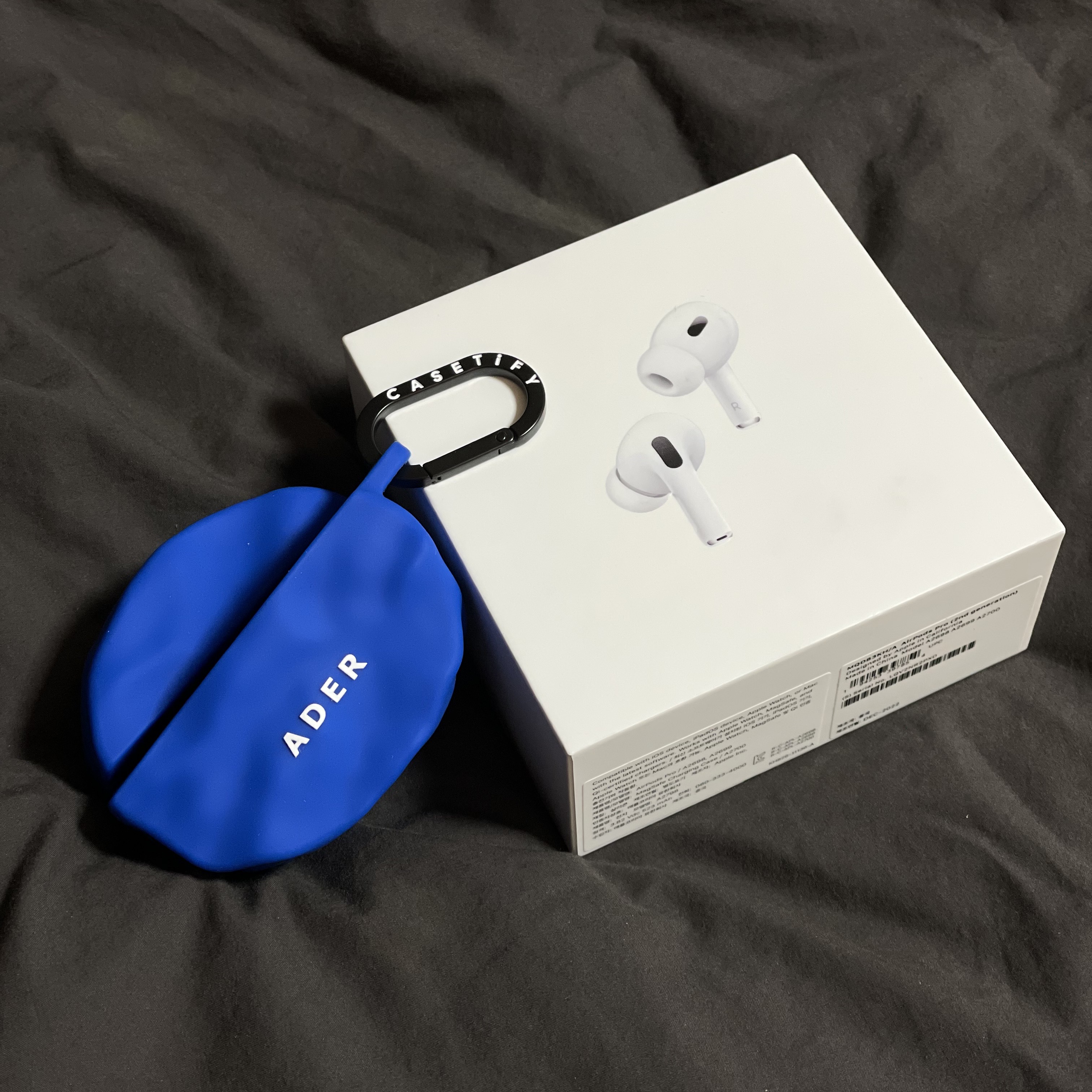 Apple AirPods Pro 2nd Gen (Korean Ver.), Casetify x Ader Error Wavy Collectable AirPods Pro 1st/2nd gen Case Blue 착용 스타일