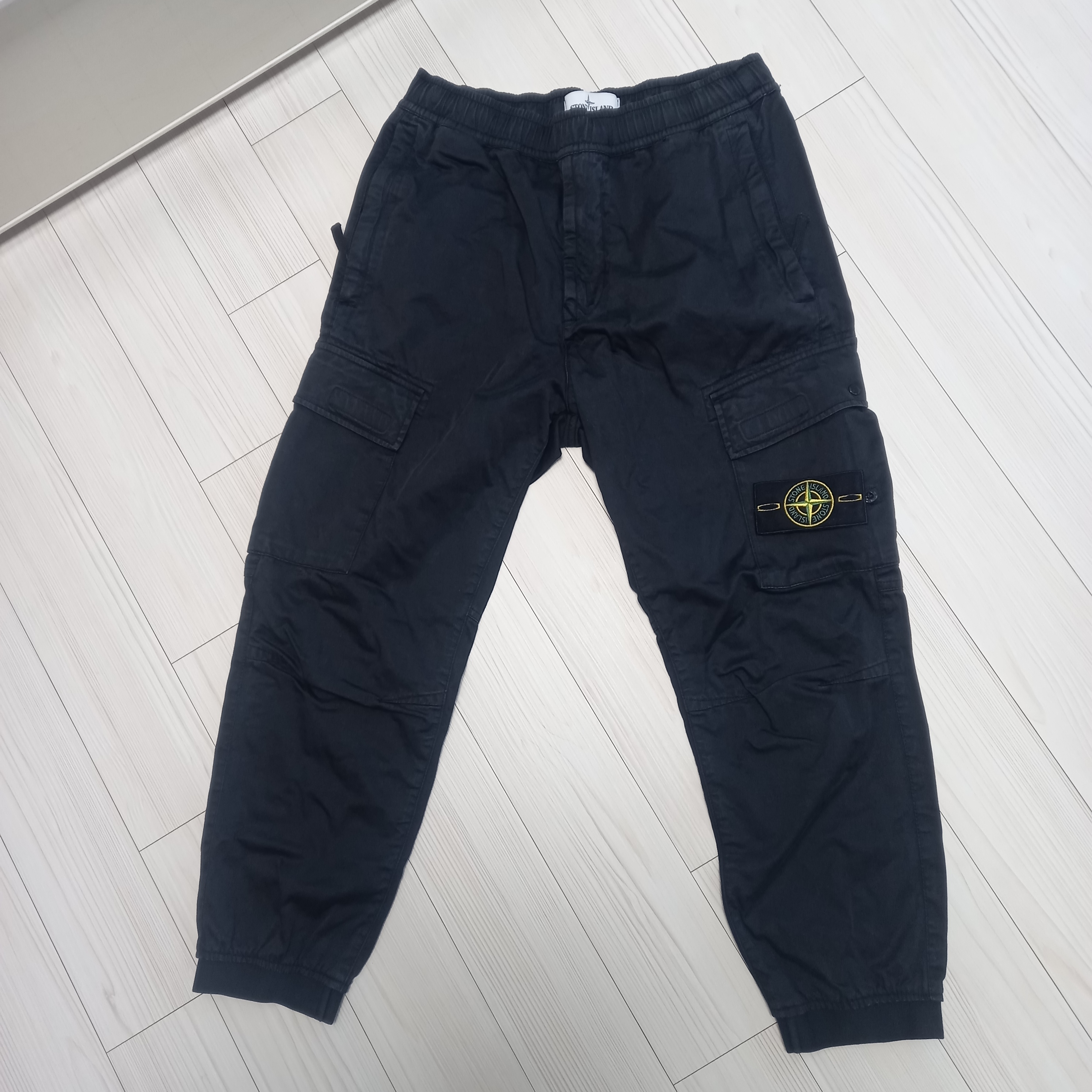 Stone Island 313L1 Old Dye Treatment Cargo Pants Black - 21FW 착용 스타일