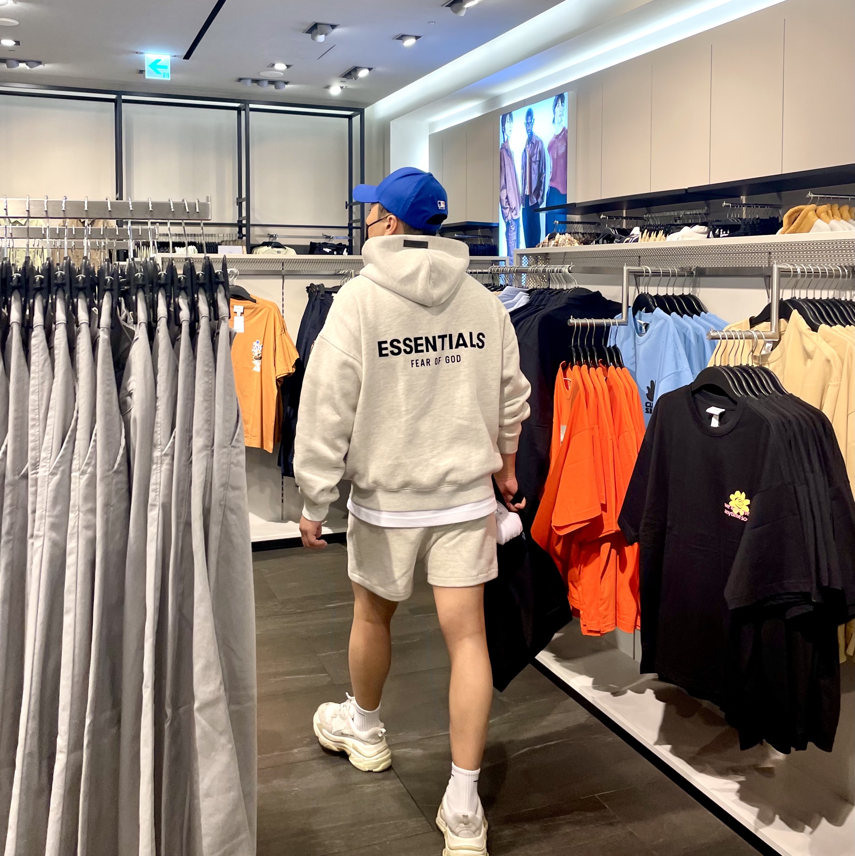 Essentials The Core Collection Sweatshorts Light Oatmeal, Essentials The Core Collection Hoodie Light Oatmeal 착용 스타일 - 2