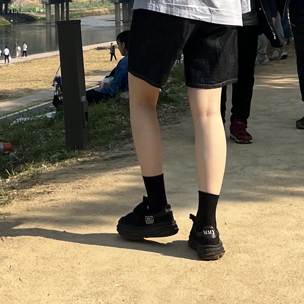 Maison Mihara Yasuhiro Blakey OG Sole Canvas Low-top Sneakers Black Black 착용 스타일 - 1