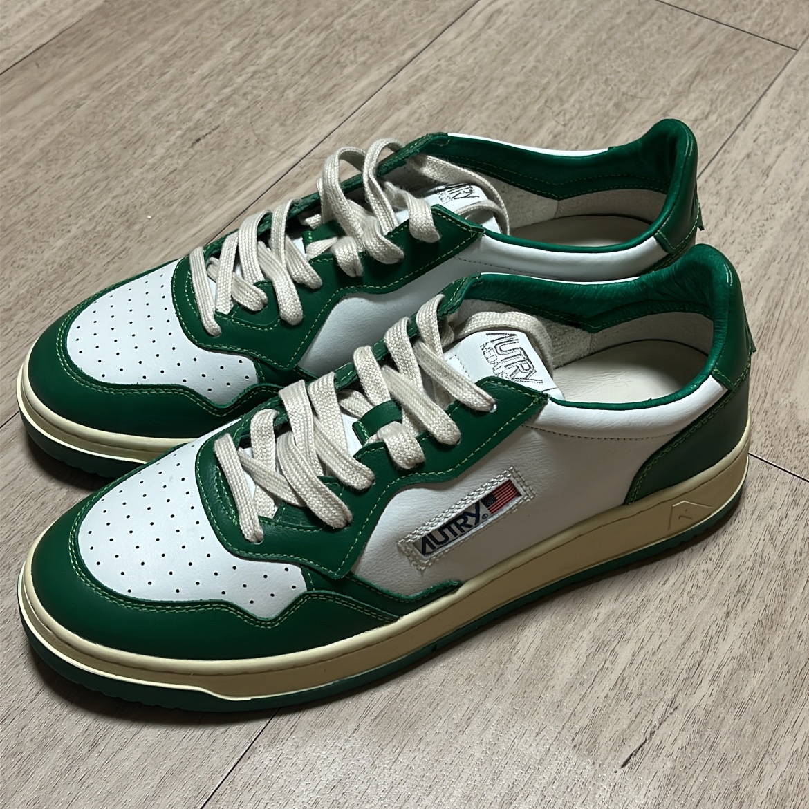 Autry Medalist Low Leather Sneakers Green White 착용 스타일 - 3