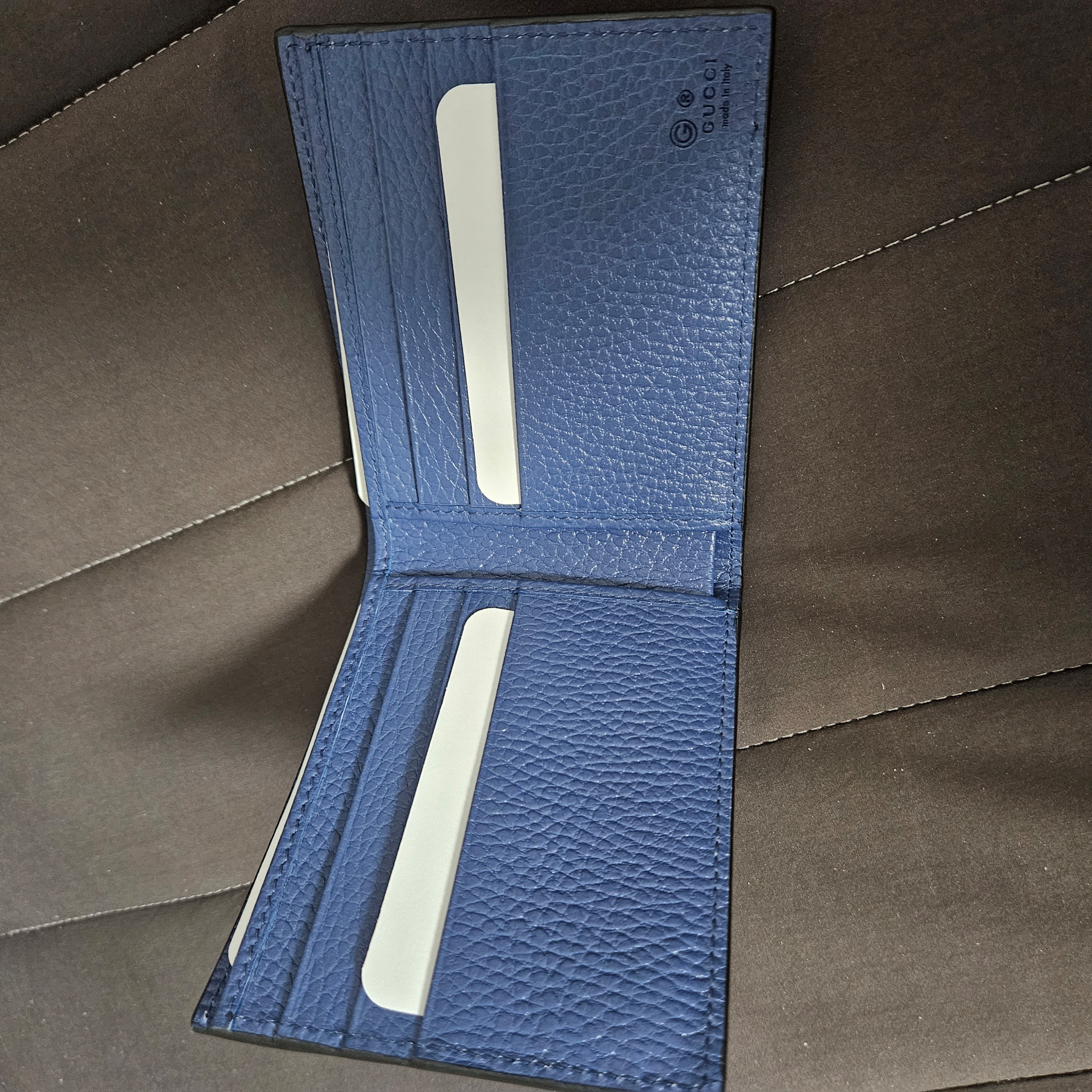 Gucci GG Interlocking Bi-Fold Wallet Black 착용 스타일 - 4