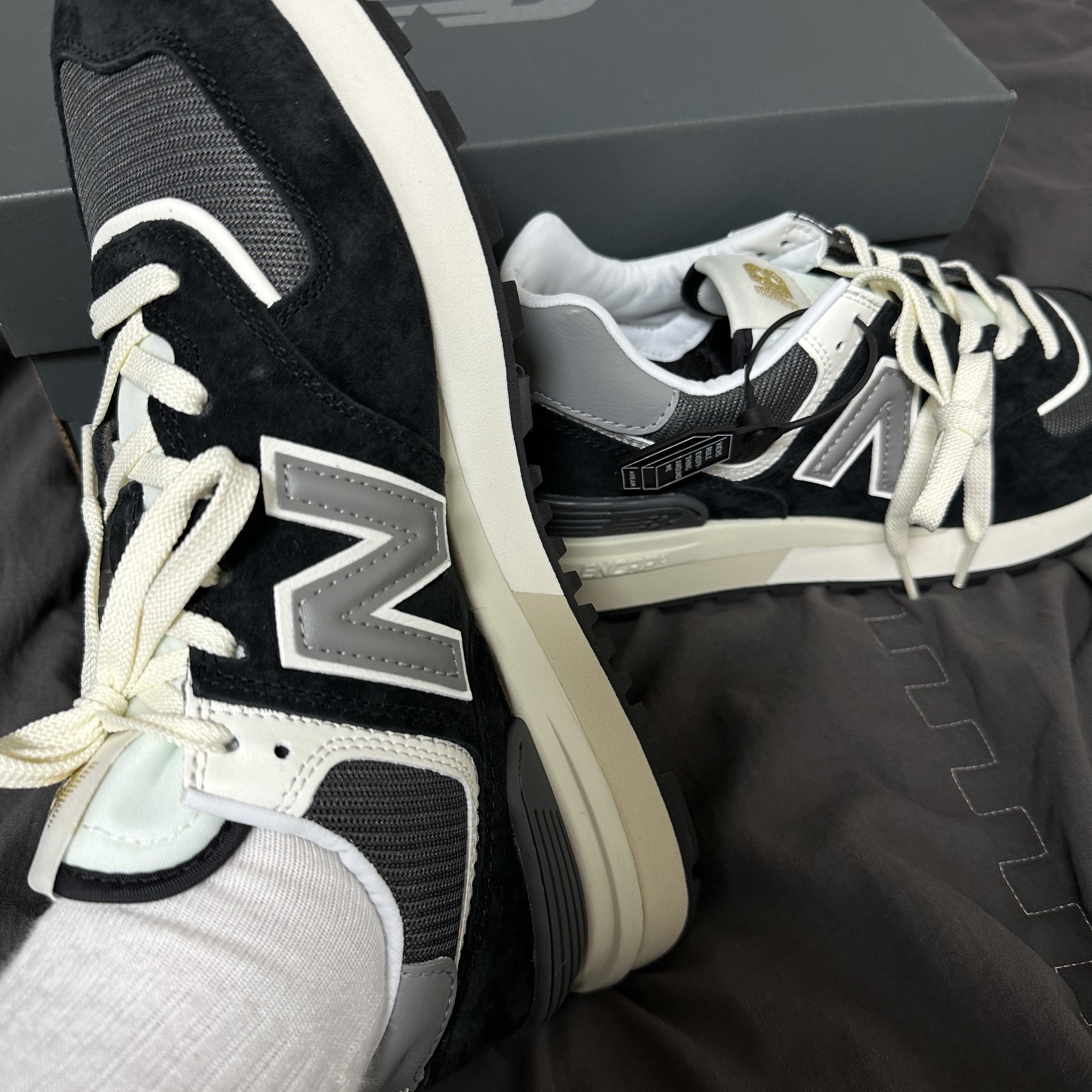 New Balance 574 Legacy Black 착용 스타일 - 1