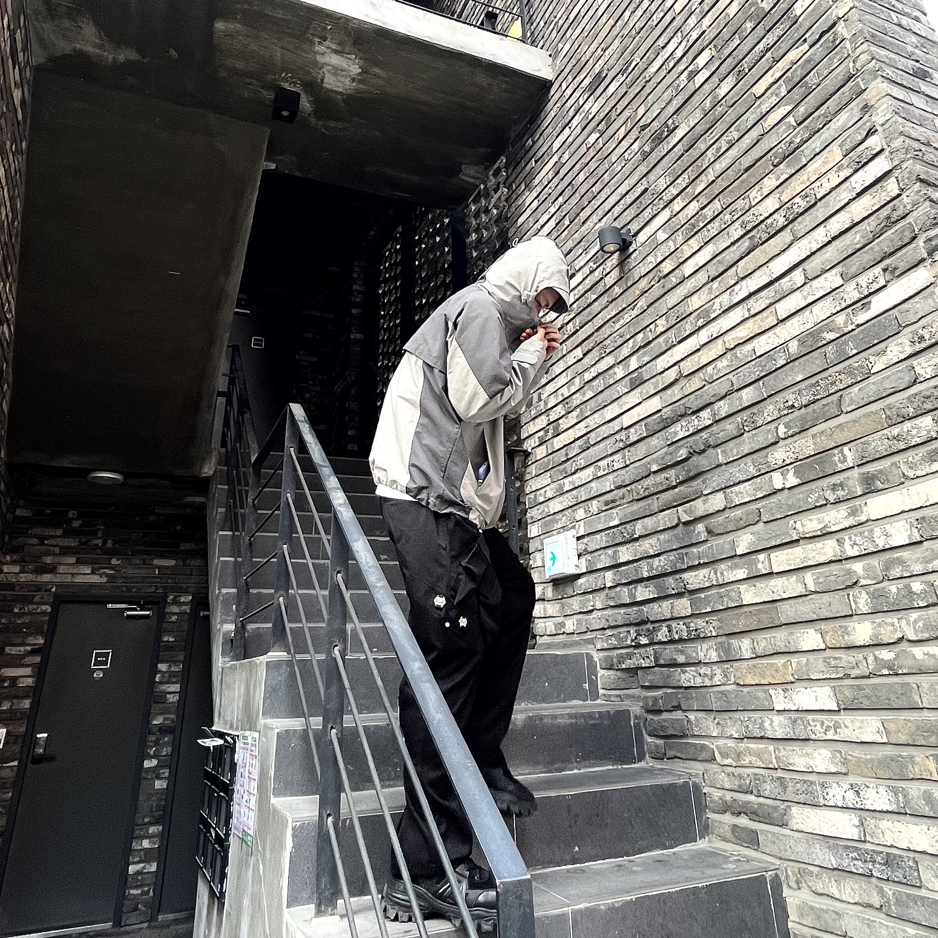 Undermycar Rikan Multi Pocket Casual Jacket London Fog - 21FW, Undermycar x Ohhyunseog Boltume.5 Hardware Cargo Pocket Wide Pants Turbo Black - 22FW 착용 스타일 - 1