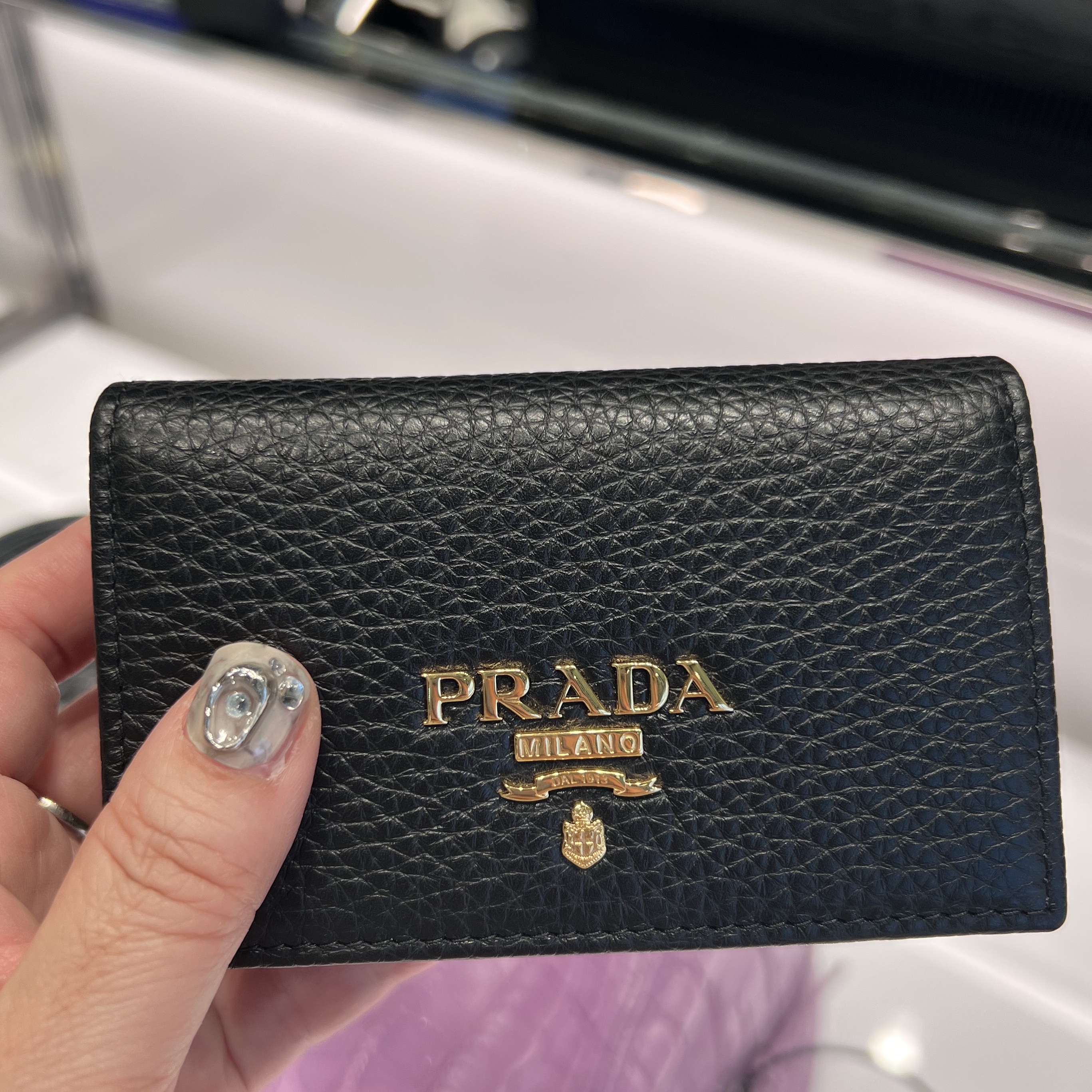 Prada Vitello Grain Leather Card Holder Black 착용 스타일