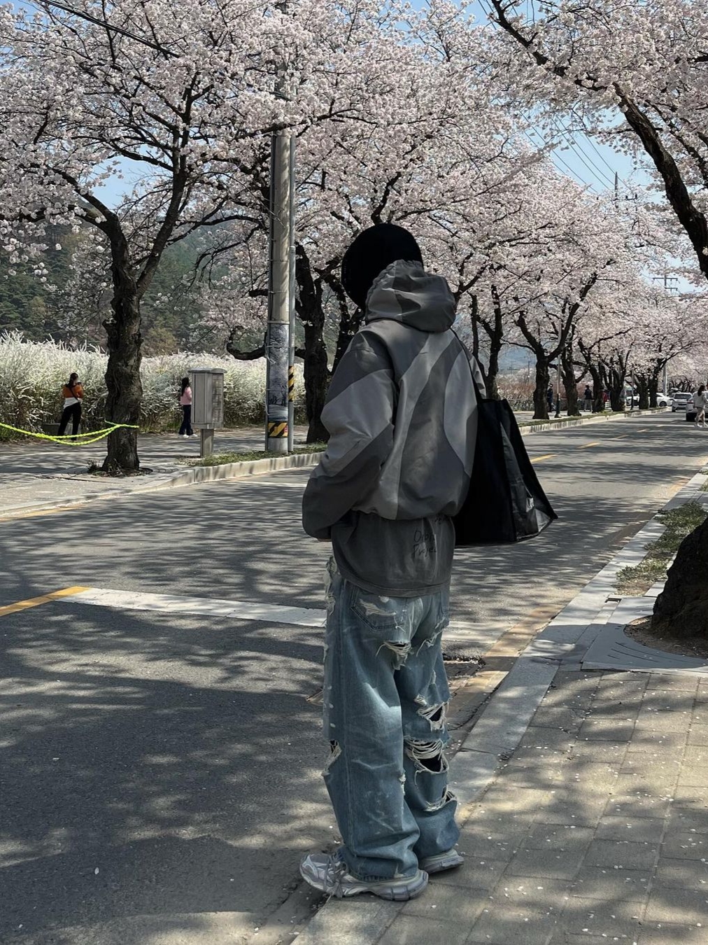[KREAM 단독] AOP x Side Service Uzumaki Track Jacket Grey Charcoal, (W) Balenciaga 3XL Sneakers Light Beige 착용 스타일 - 2