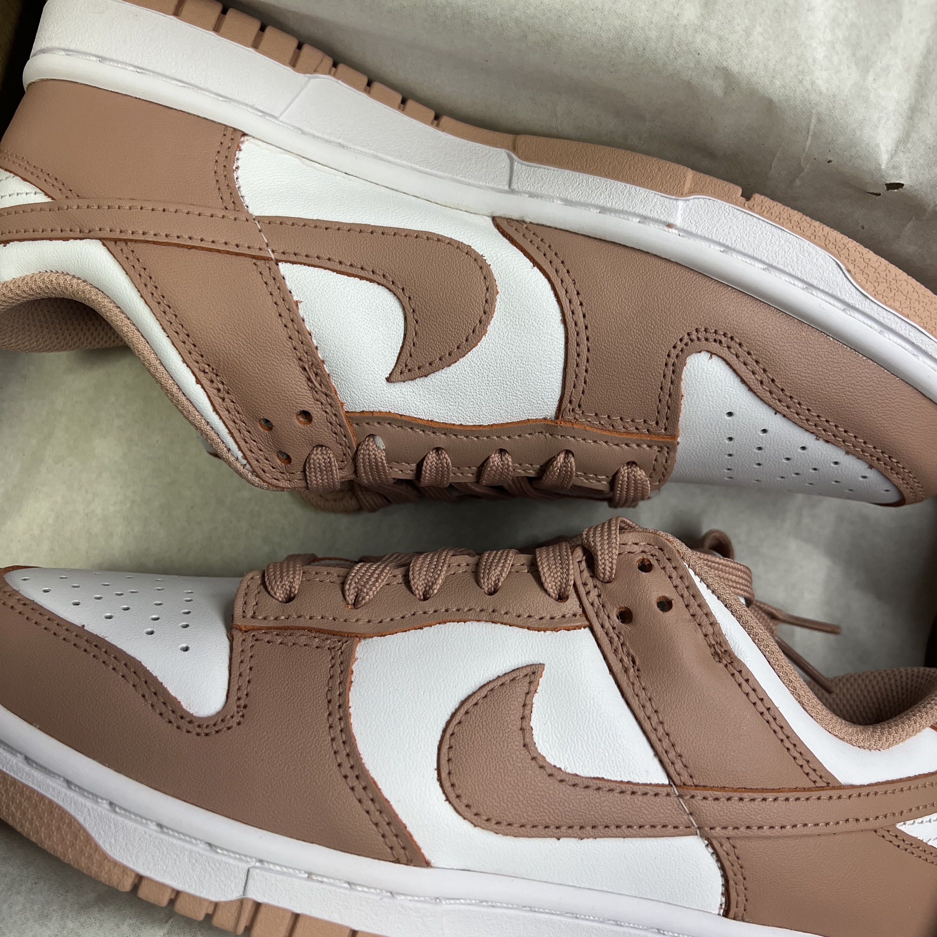 (W) Nike Dunk Low Rose Whisper, Nike Dunk Low Retro Grey Fog 착용 스타일 - 1