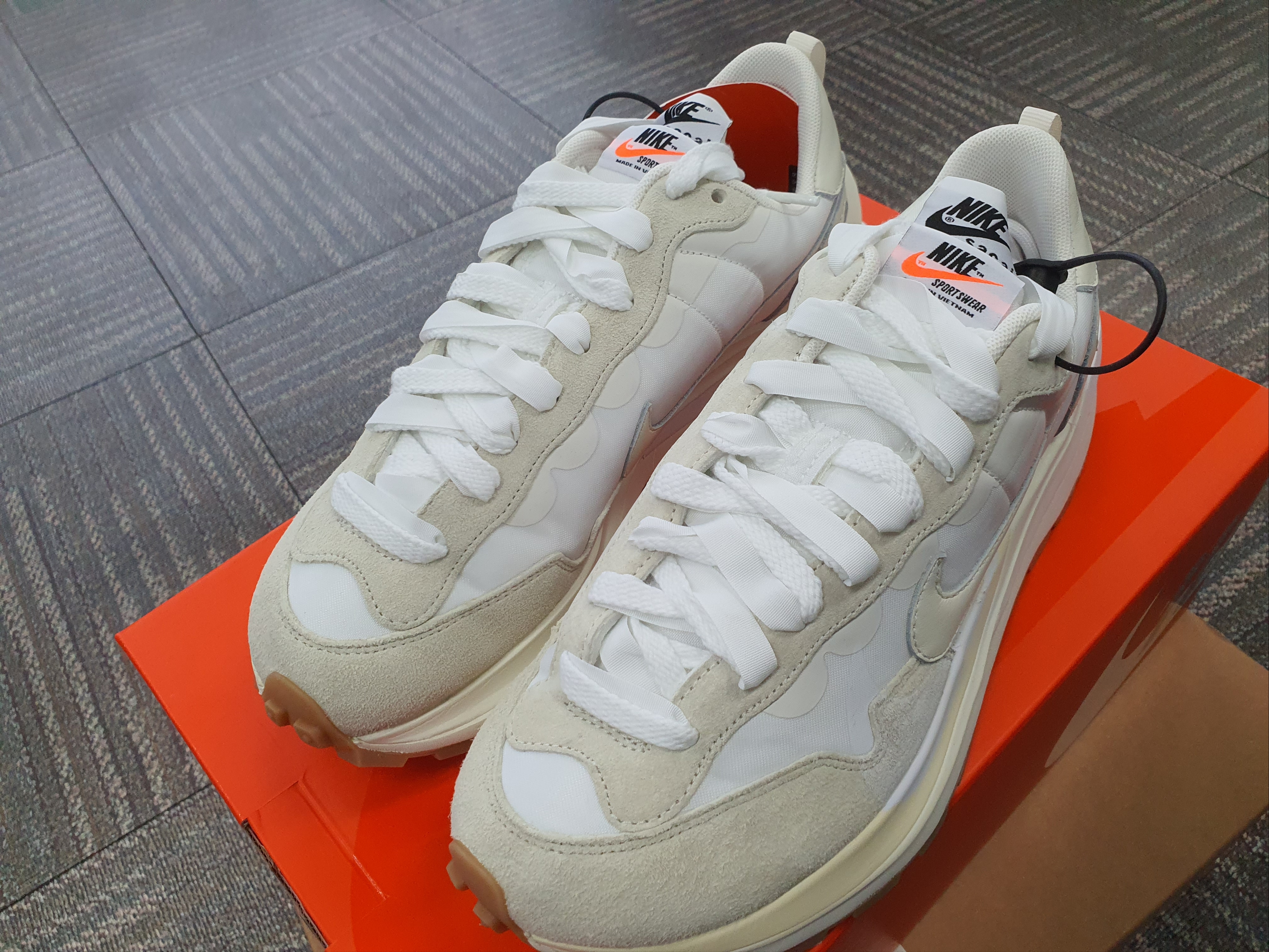 Nike x Sacai VaporWaffle White and Gum 착용 스타일 - 2