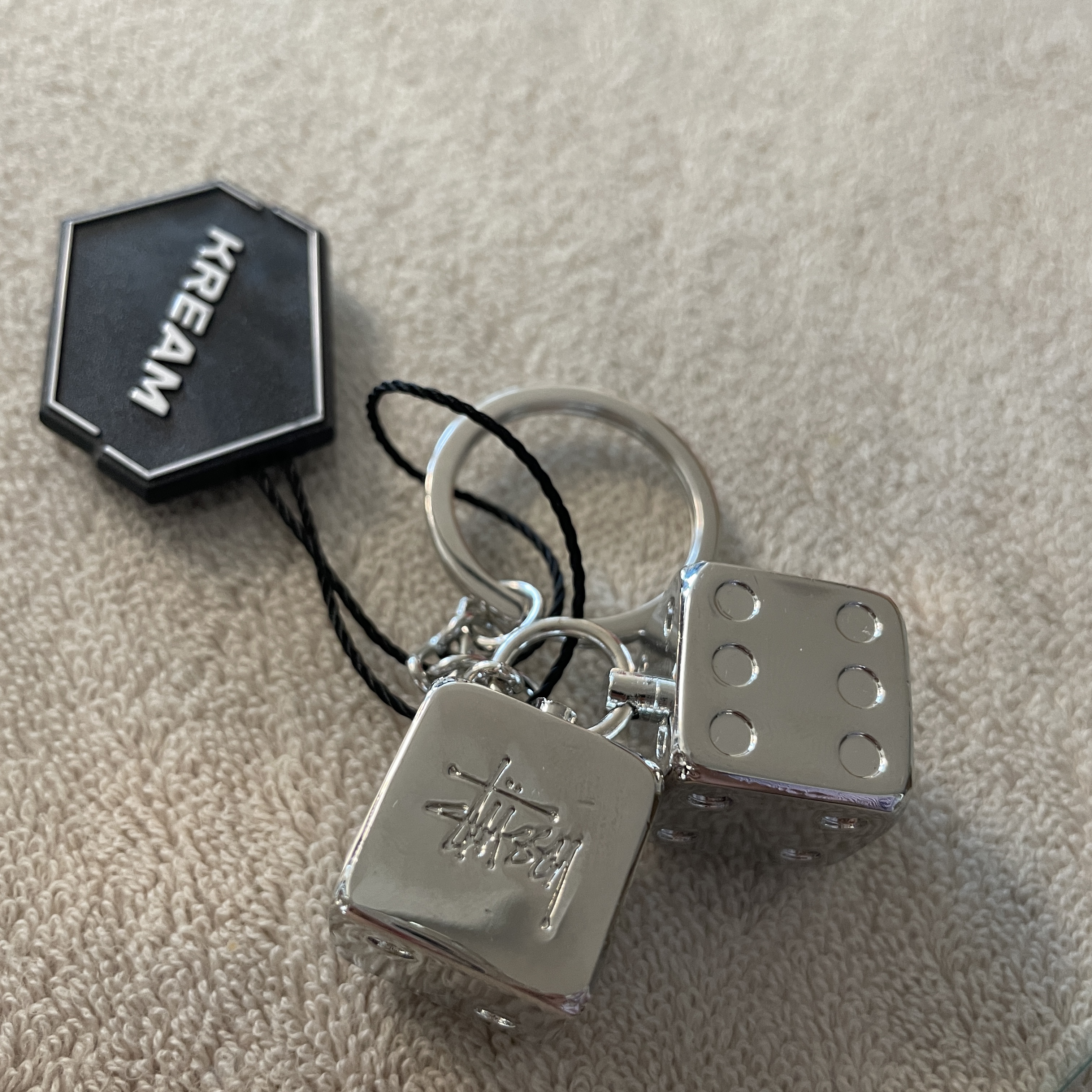 Stussy Metal Dice Keychain Silver 착용 스타일 - 1