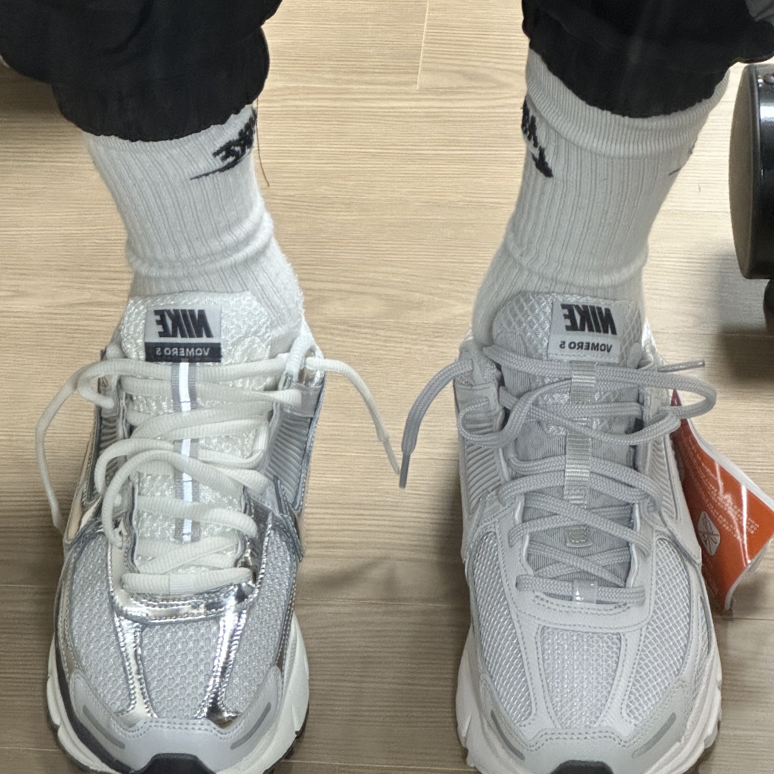 (W) Nike Zoom Vomero 5 Photon Dust and Metallic Silver, Nike Zoom Vomero 5 SP Vast Grey 2023 착용 스타일 - 1