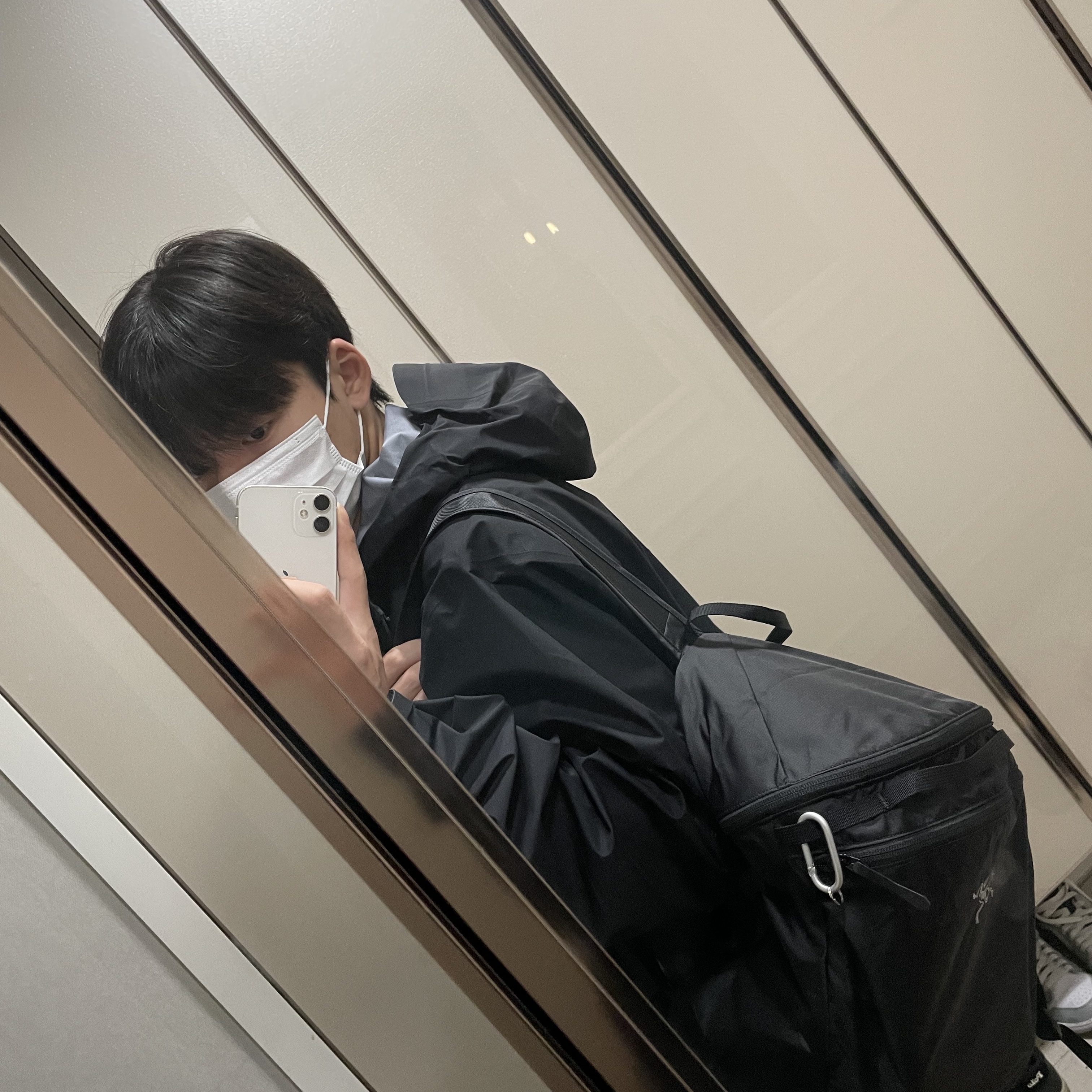 Arc'teryx Beta Jacket Black, Arc'teryx Heliad 15 Backpack Black 착용 스타일 - 2