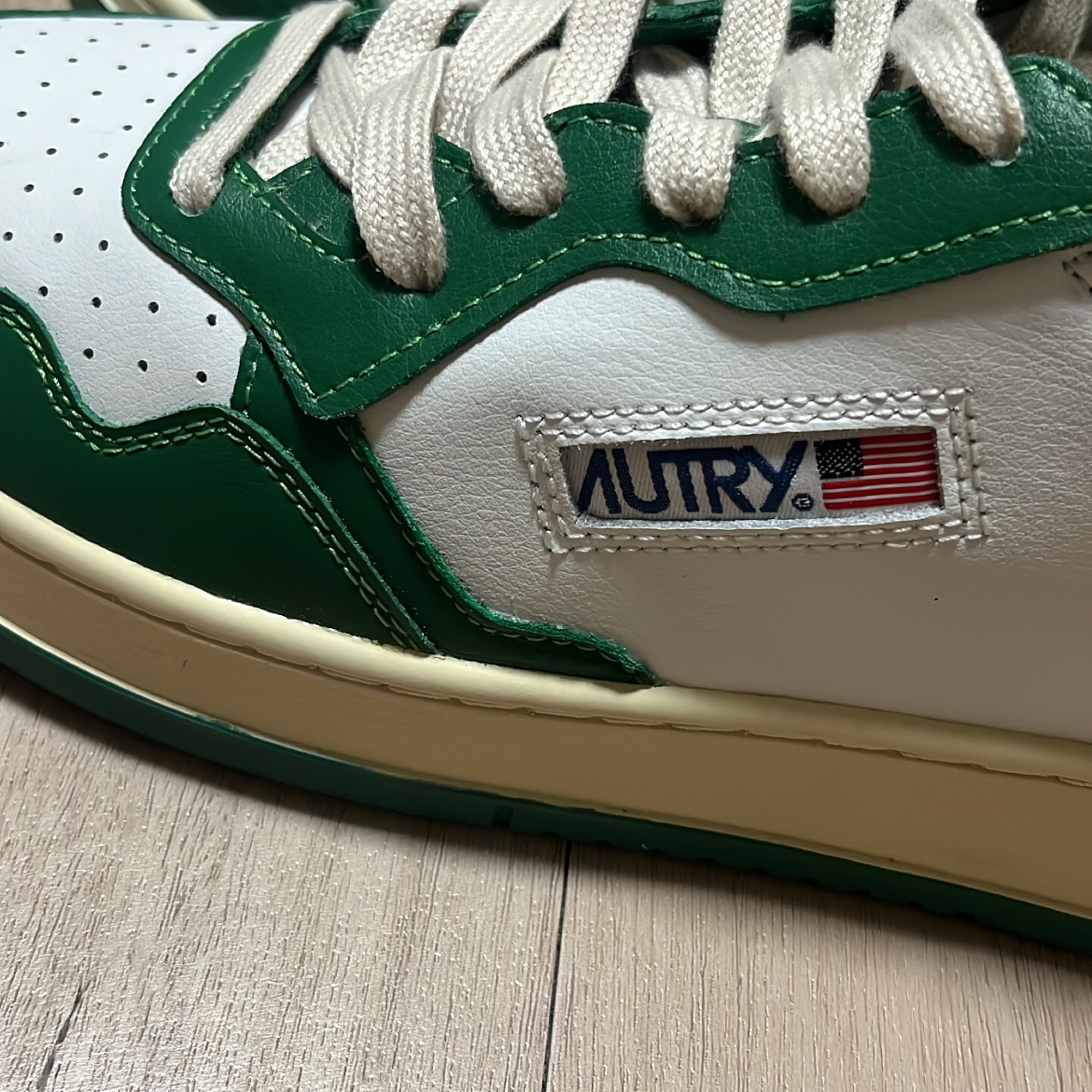 Autry Medalist Low Leather Sneakers Green White 착용 스타일 - 1