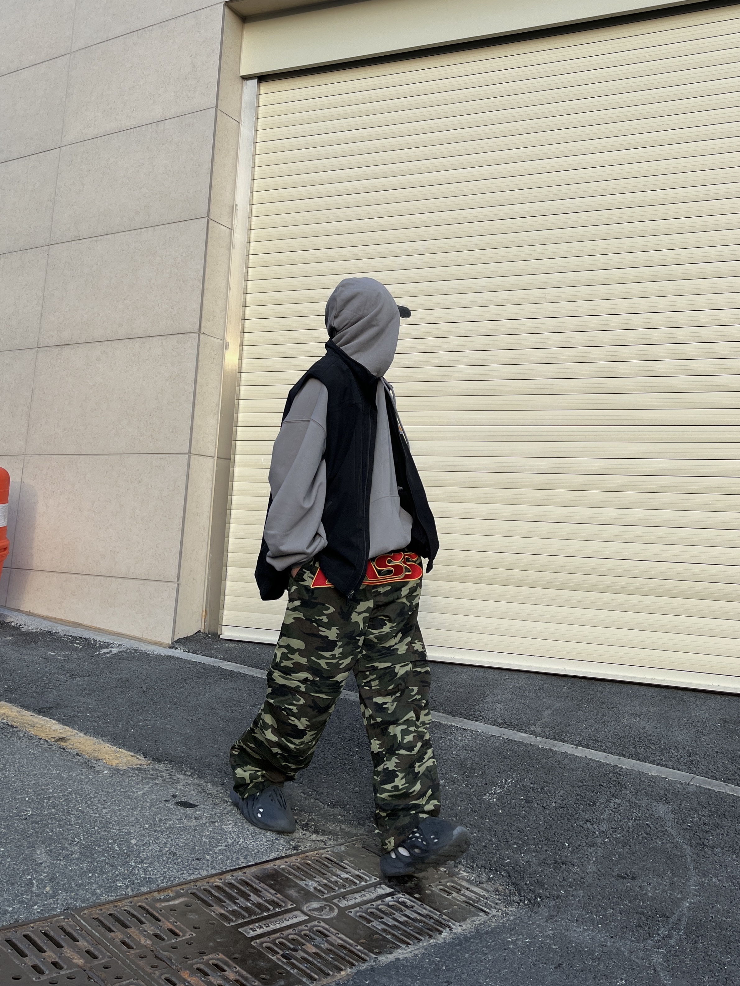 Adidas Yeezy Foam RNNR Onyx 착용 스타일 - 1
