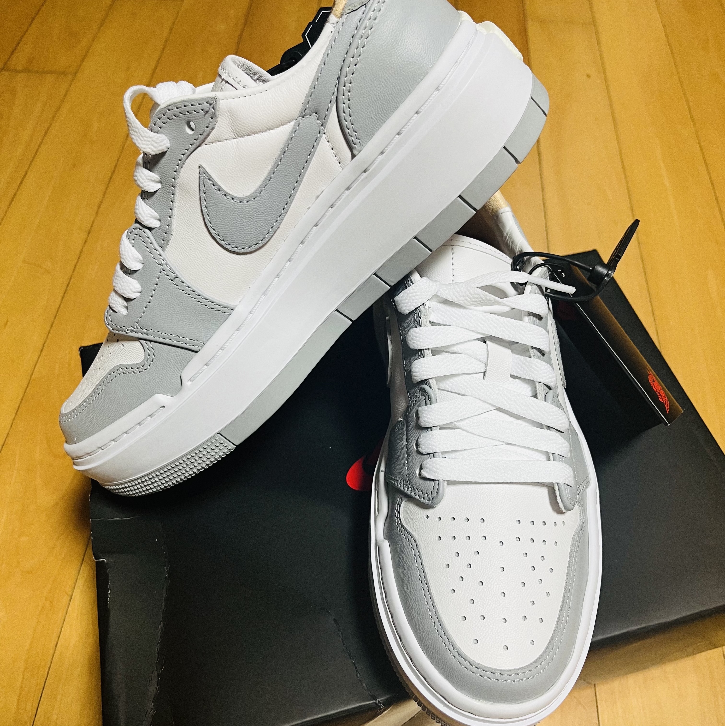 (W) Jordan 1 Elevate Low White and Wolf Grey 착용 스타일 - 1