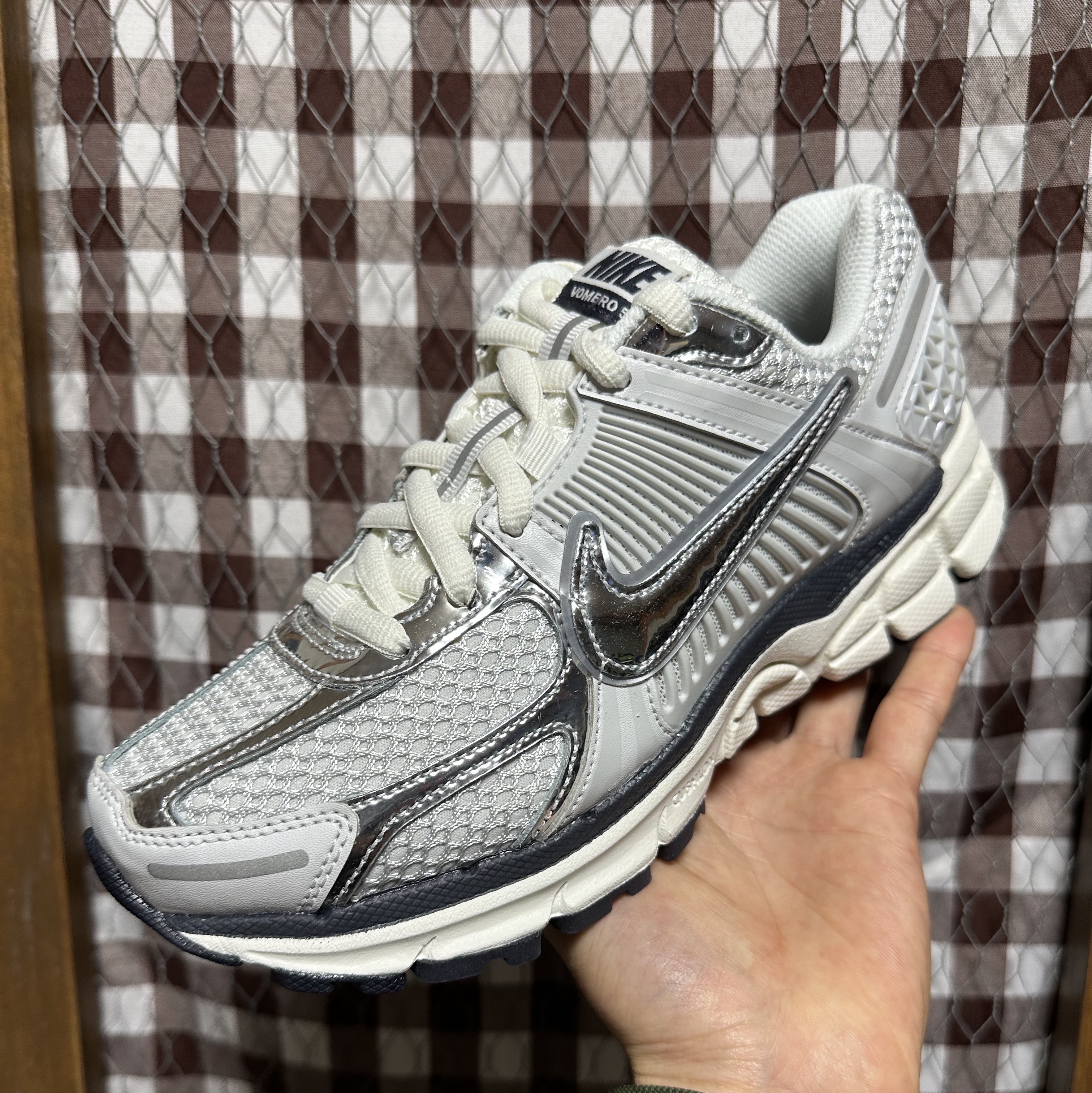 (W) Nike Zoom Vomero 5 Photon Dust and Metallic Silver 착용 스타일 - 1