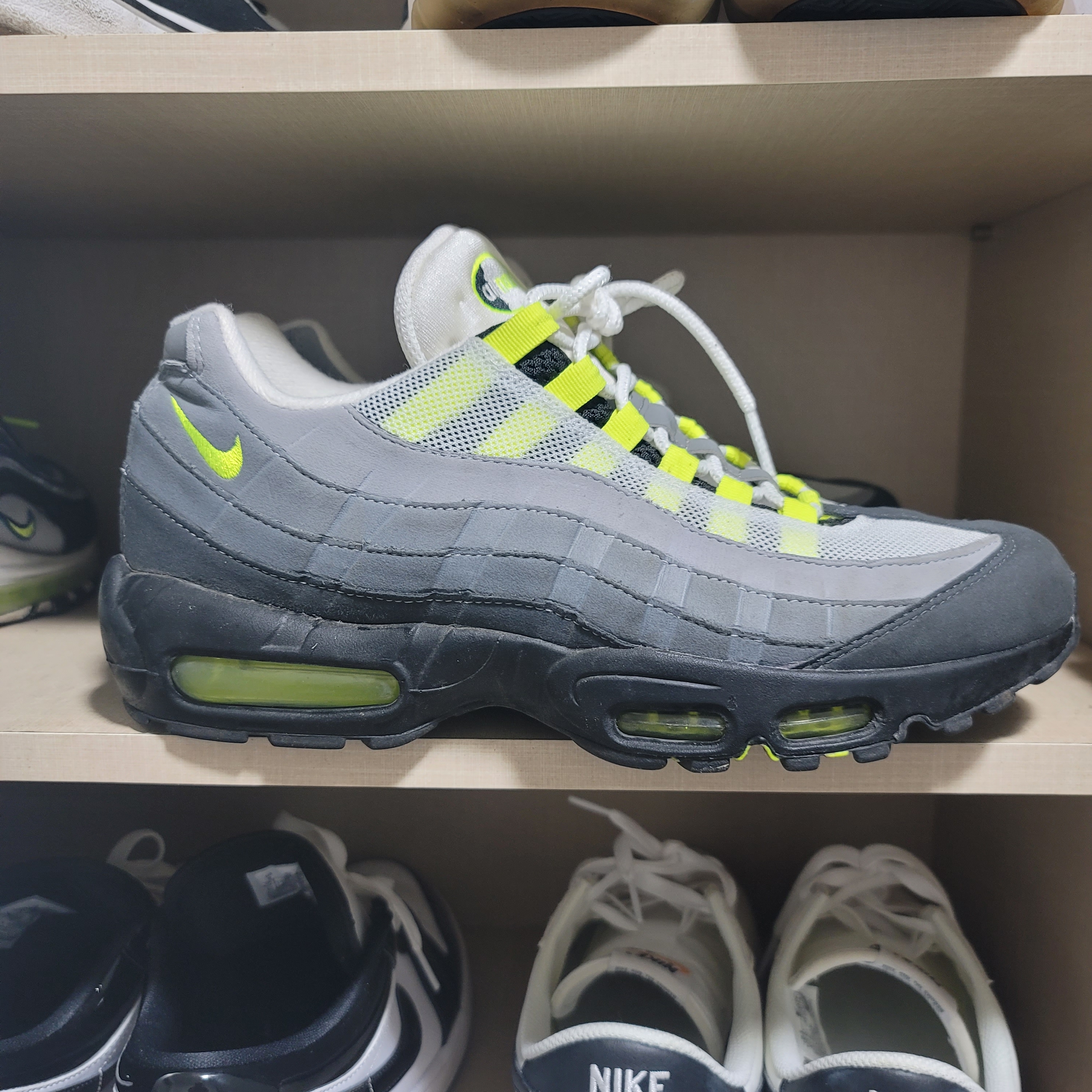 Nike Air Max 95 OG Neon Yellow 2020, Jordan 1 Low SE Concord 착용 스타일 - 2