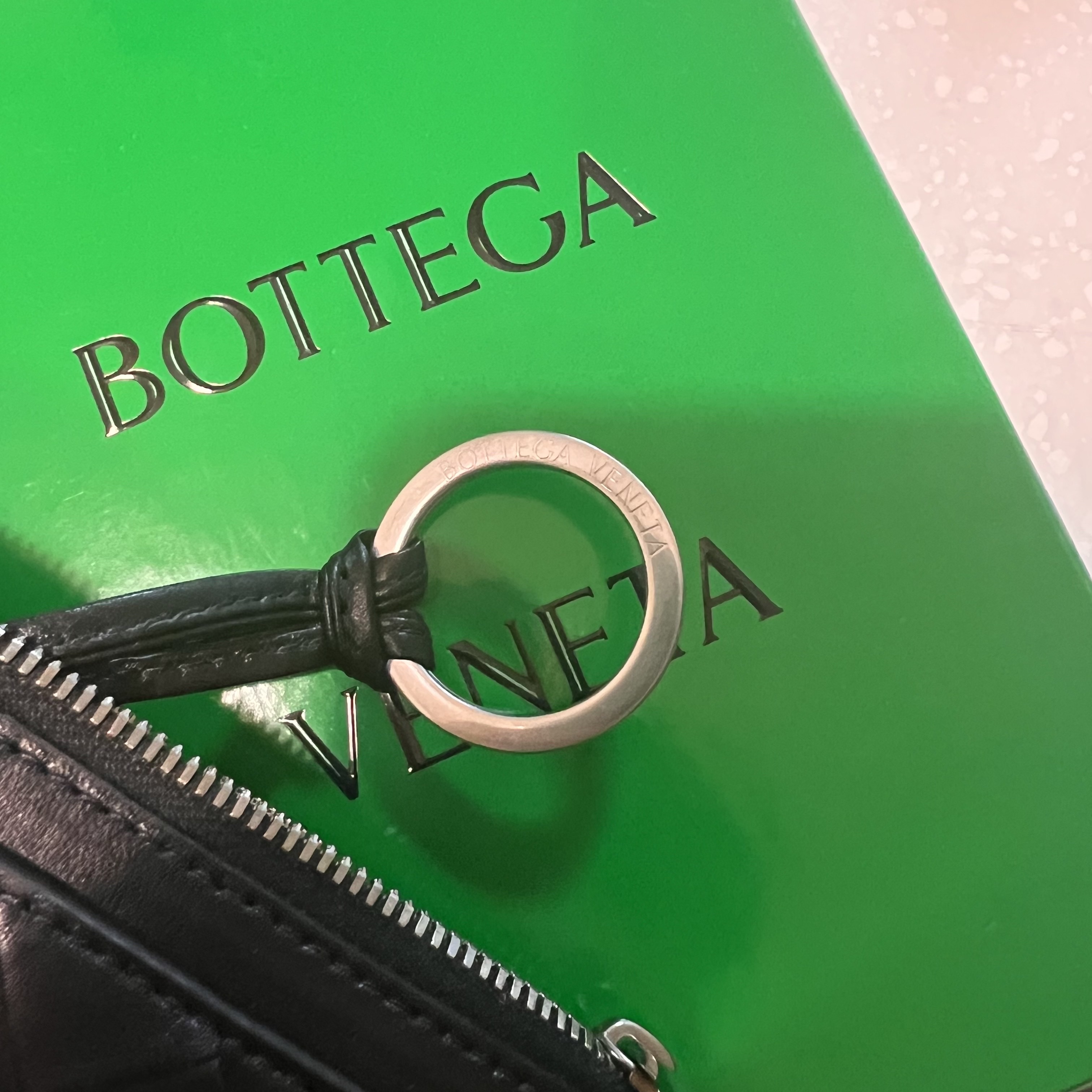 Bottega Veneta Medium Key Pouch Black, Bottega Veneta Credit Card Case Navy 착용 스타일 - 3