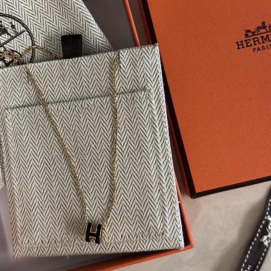 (W) Hermes Mini Pop H Pendant Gold & Noir 착용 스타일