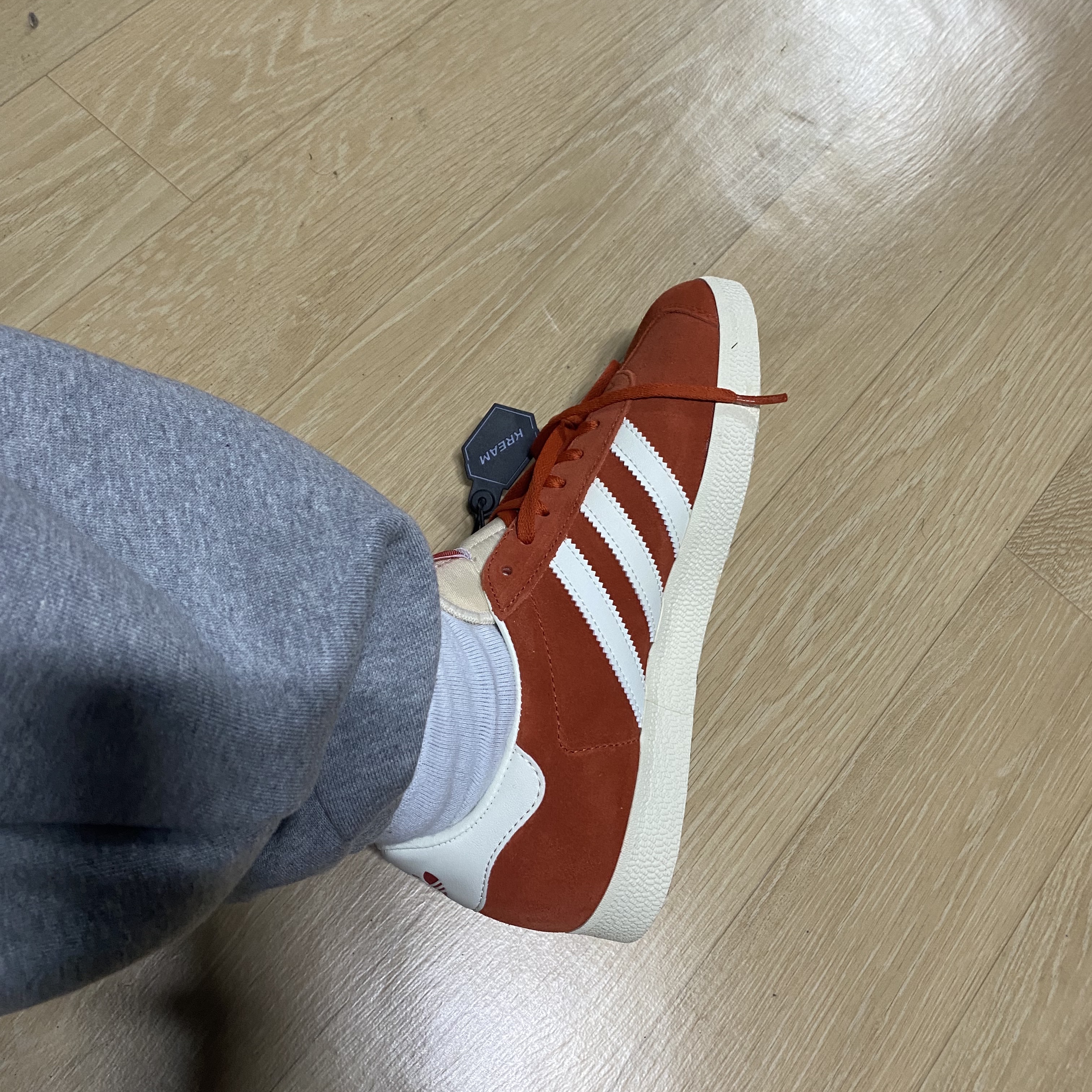 Adidas Gazelle Preloved Red Off White 착용 스타일 - 1