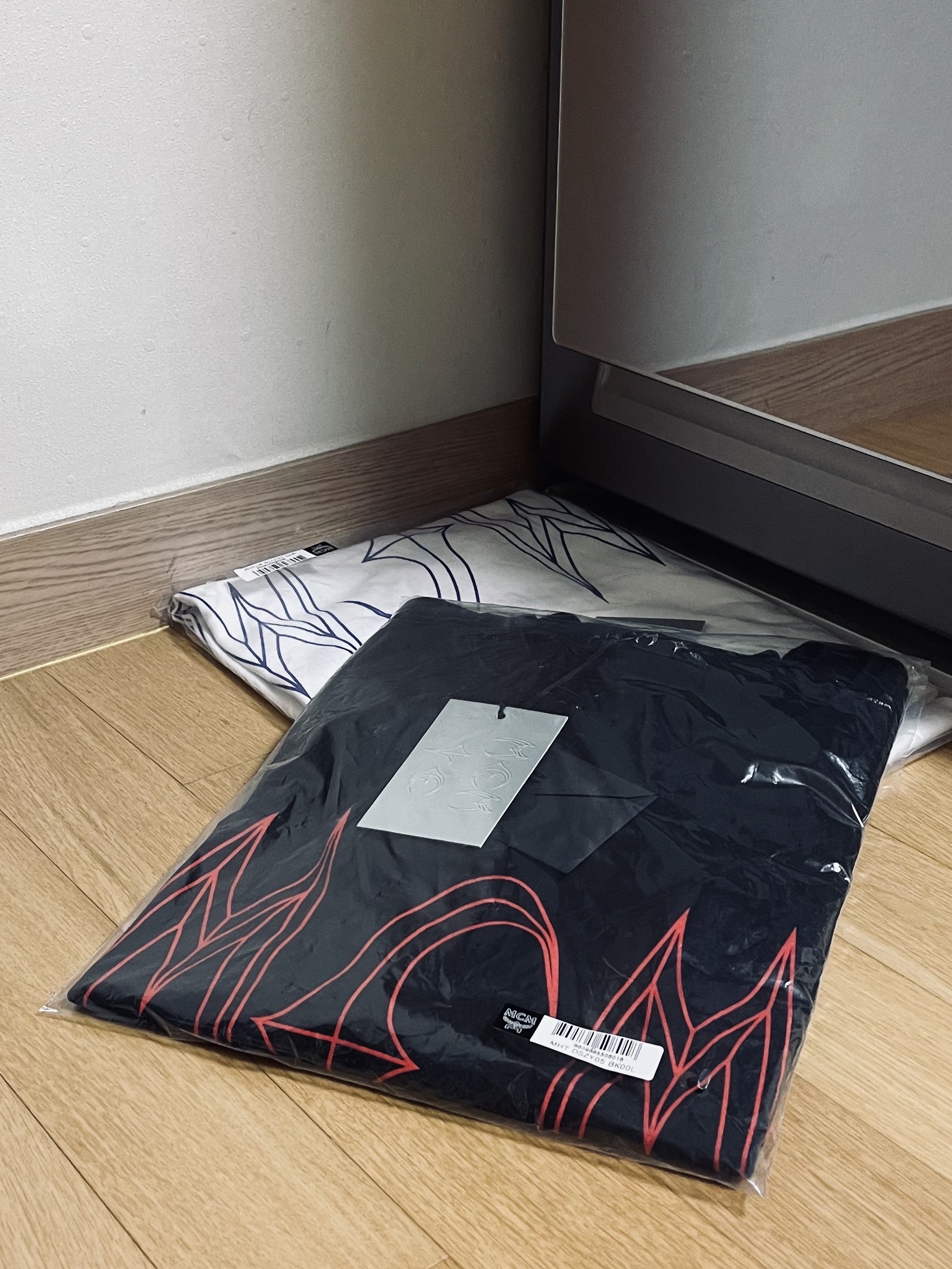 Thug Club x MCM T-Shirt Black, Thug Club x MCM T-Shirt White 착용 스타일