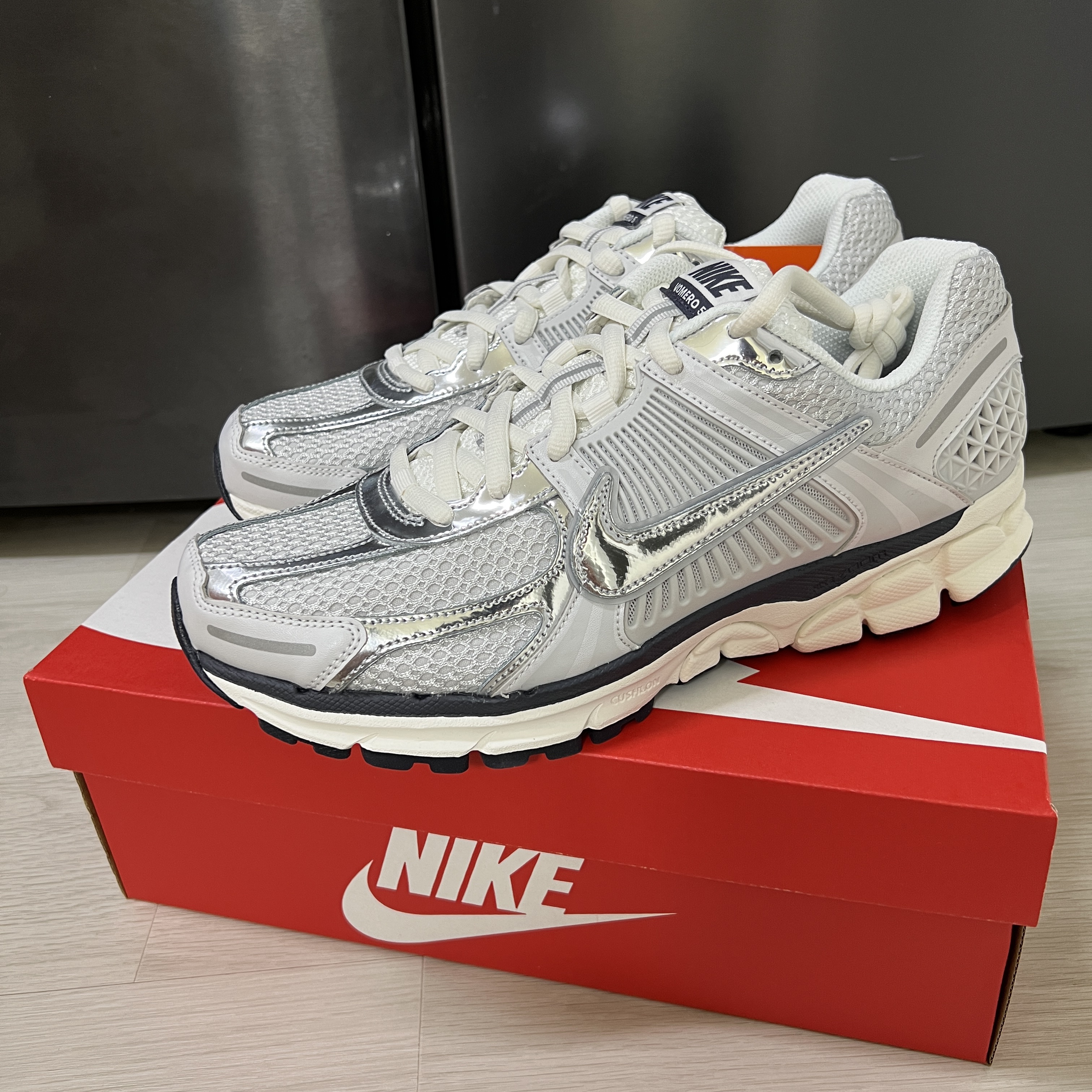 (W) Nike Zoom Vomero 5 Photon Dust and Metallic Silver 착용 스타일