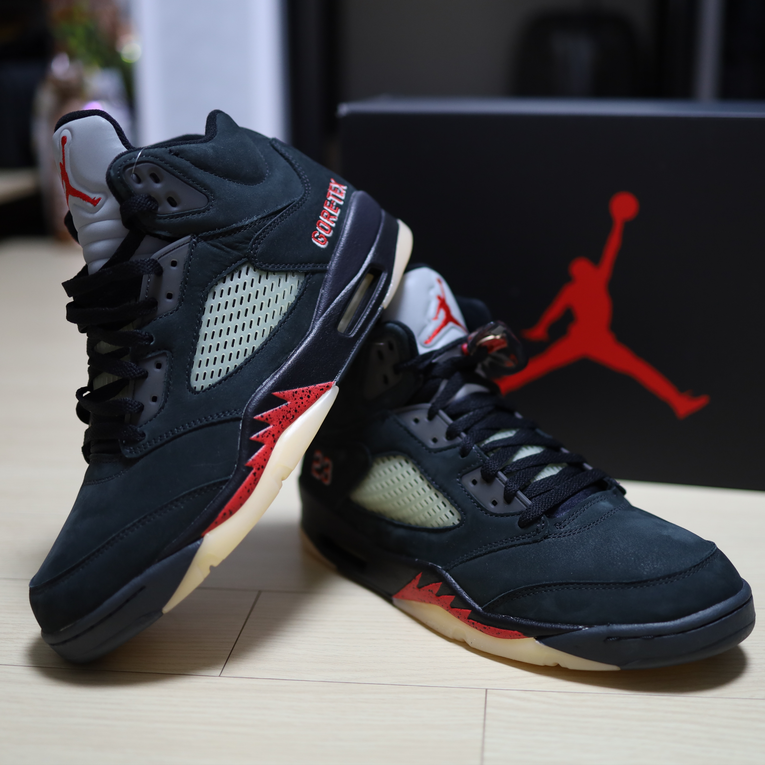 (W) Jordan 5 Retro Gore-Tex Off Noir Fire Red 착용 스타일