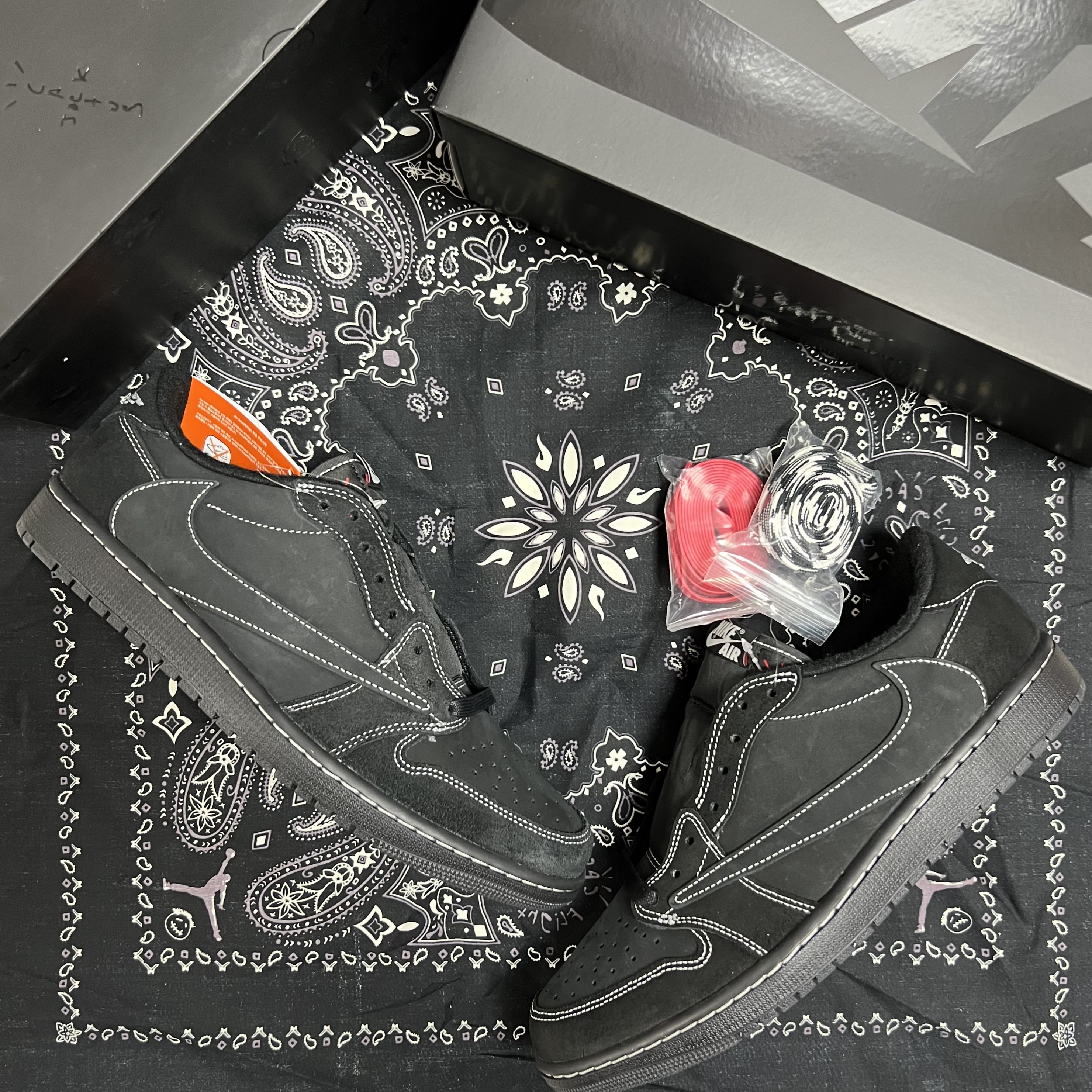Jordan 1 x Travis Scott Retro Low OG SP Black Phantom 착용 스타일