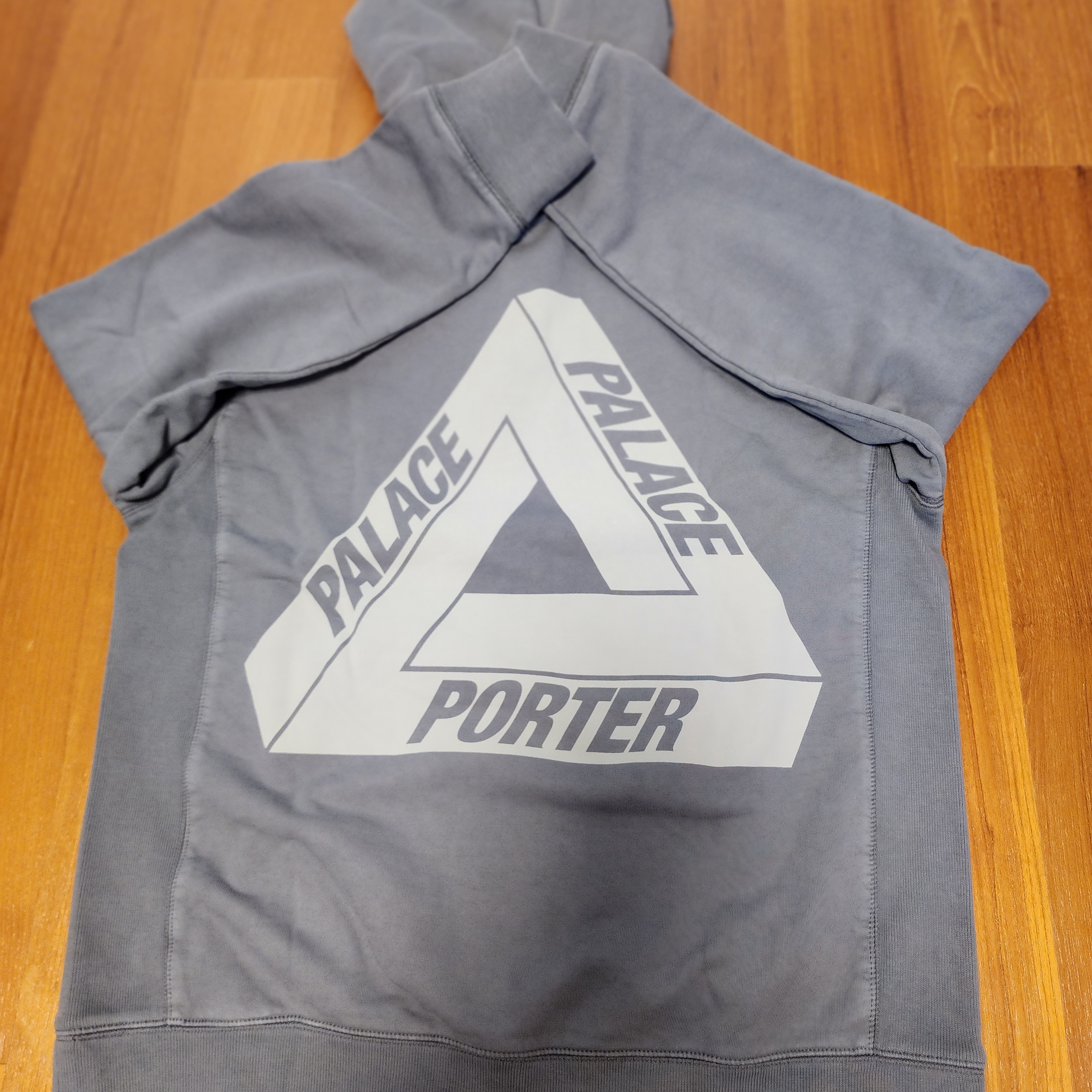 Palace x Porter Tri-Ferg Hoodie Gray 착용 스타일 - 2