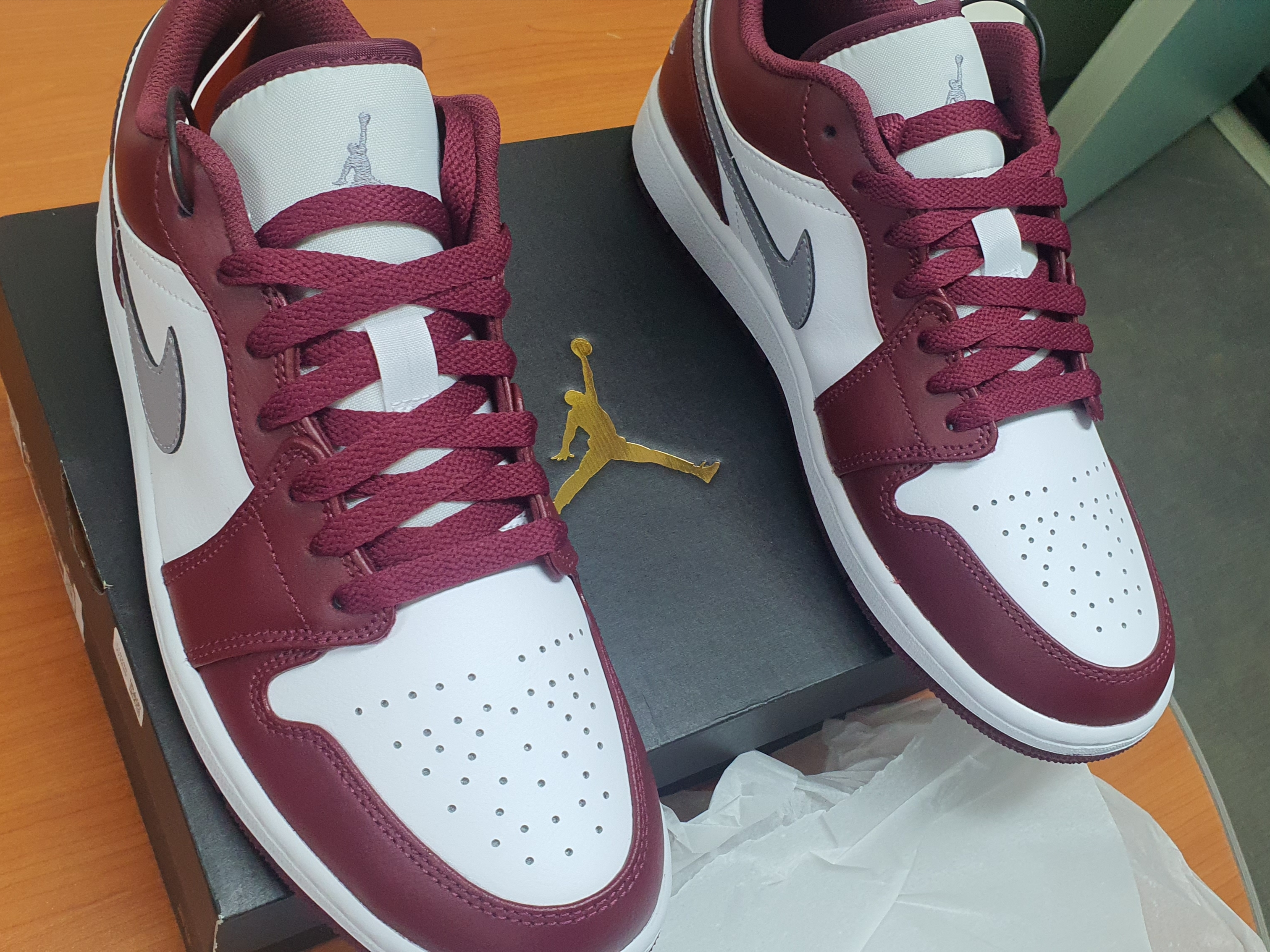 Jordan 1 Low Cherrywood Red 착용 스타일 - 1