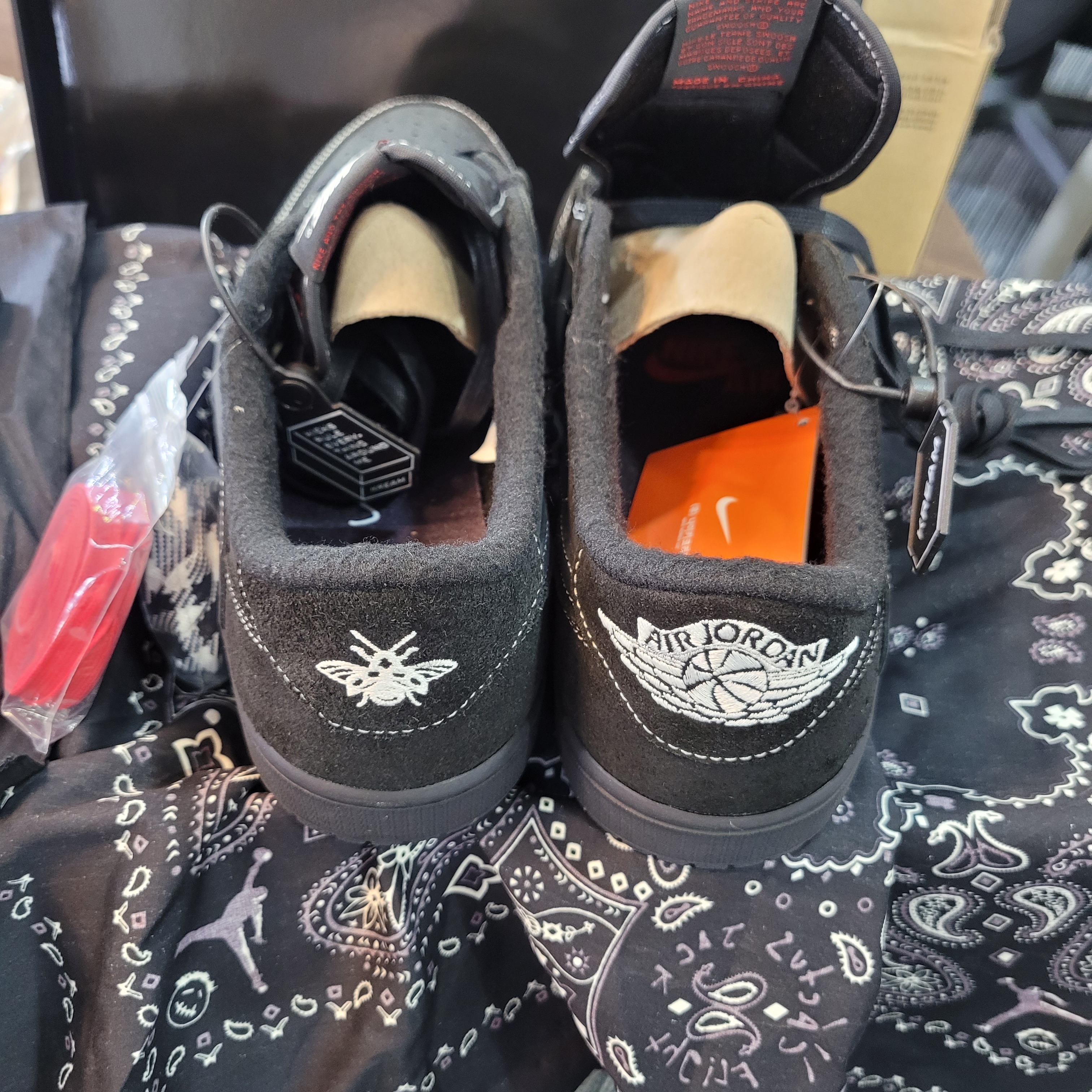 Jordan 1 x Travis Scott Retro Low OG SP Black Phantom 착용 스타일 - 2