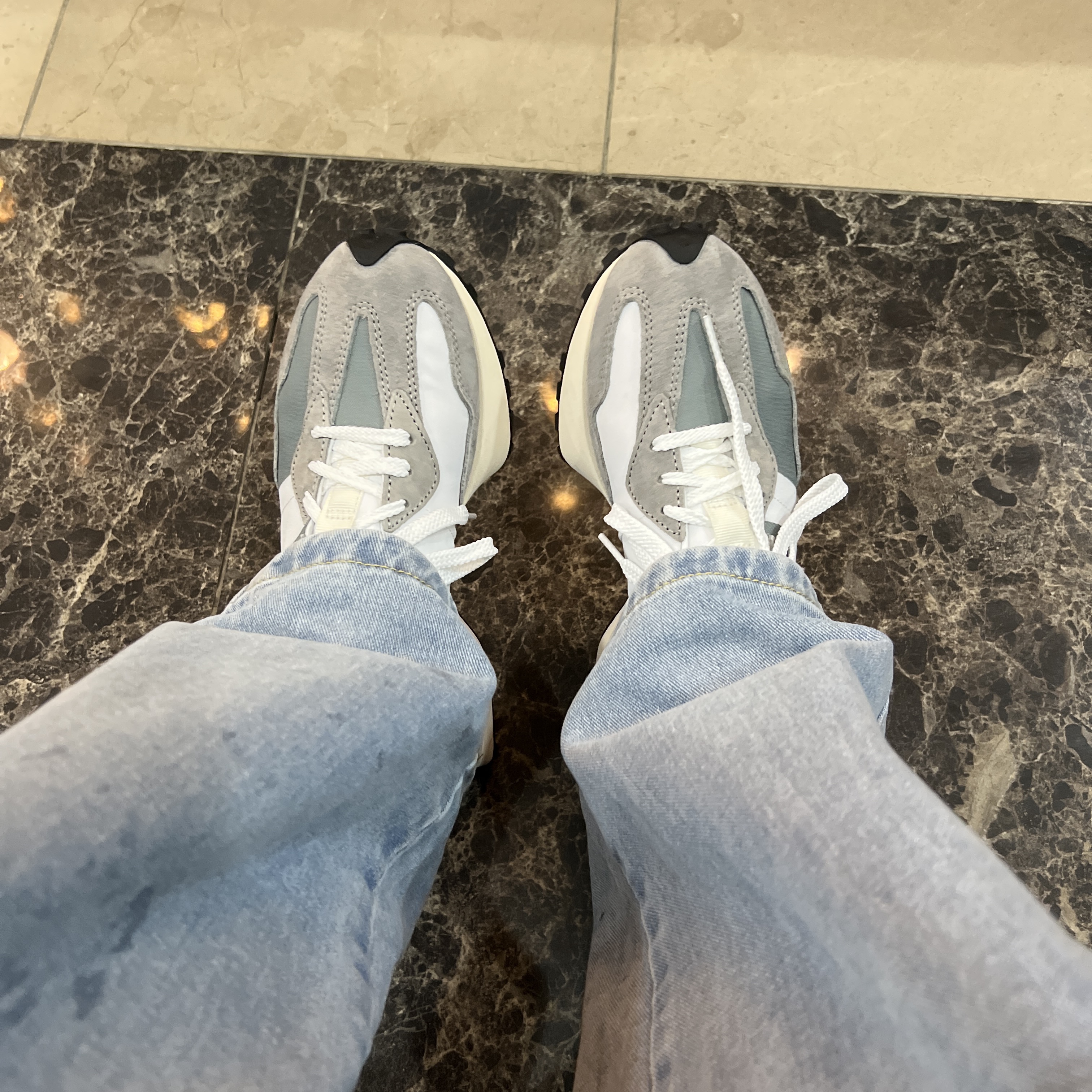 New Balance 327 Grey 착용 스타일