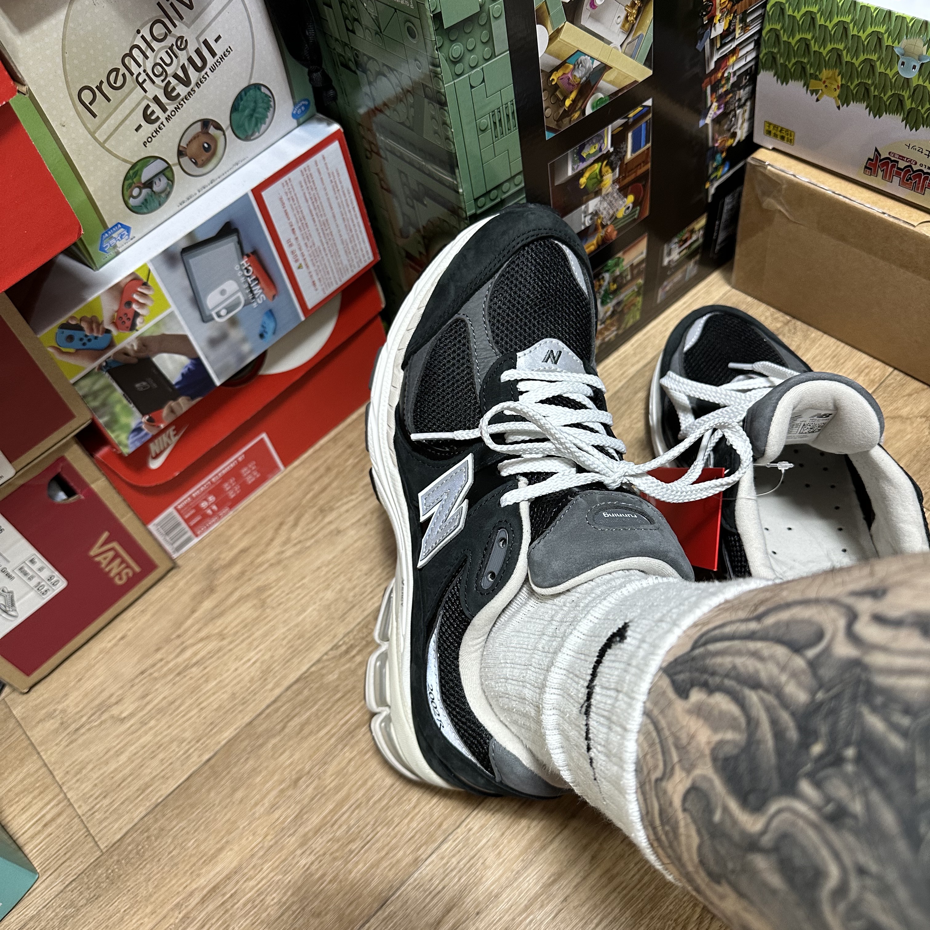 New Balance 2002R Premium Vintage Black 착용 스타일 - 1