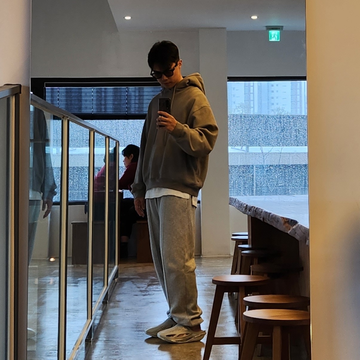 Nike x Matthew M Williams 005 Slide Light Bone and Chrome, Nike x Fear of God Double Hood Hoodie Dust Sail 착용 스타일