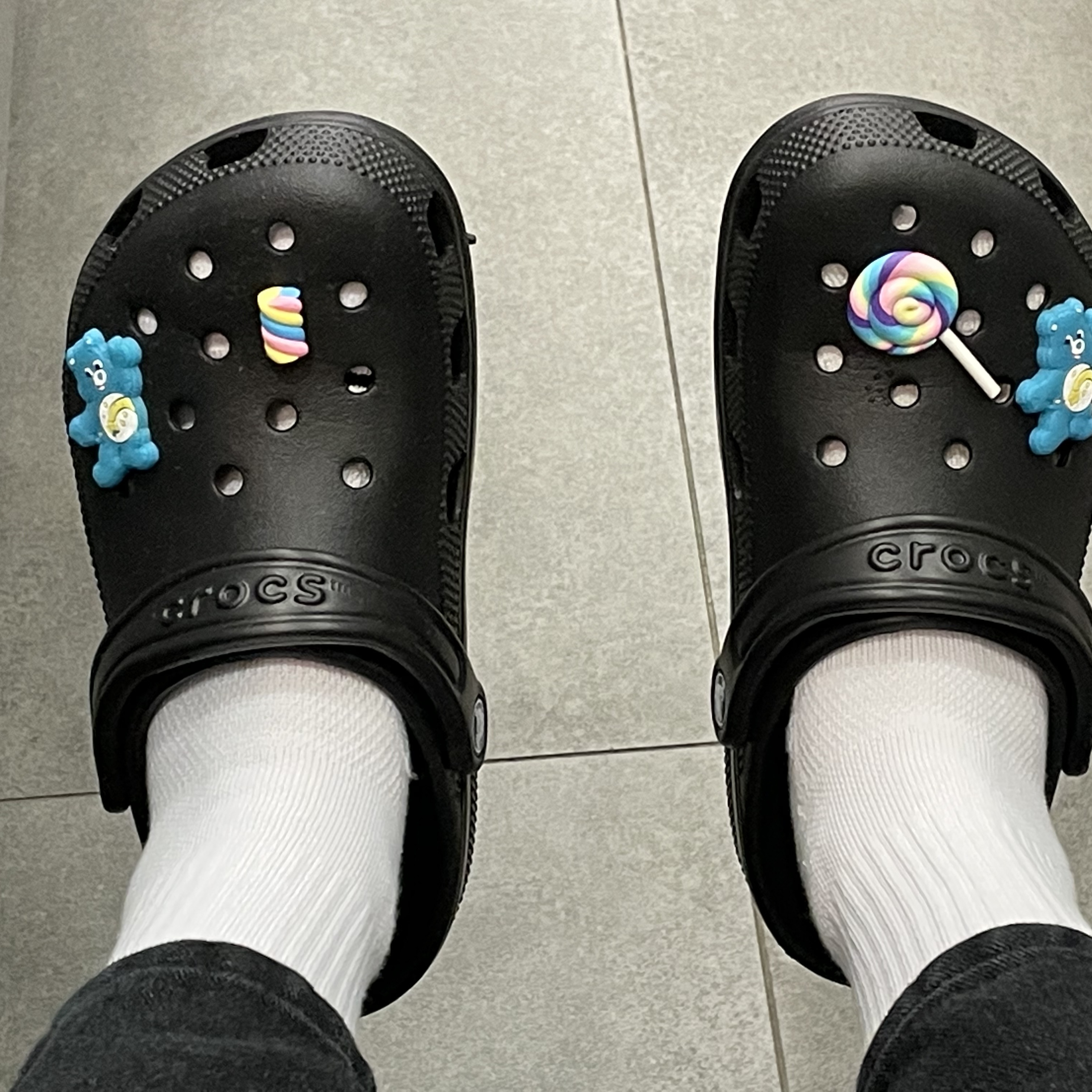 Crocs Classic Clog Black 착용 스타일